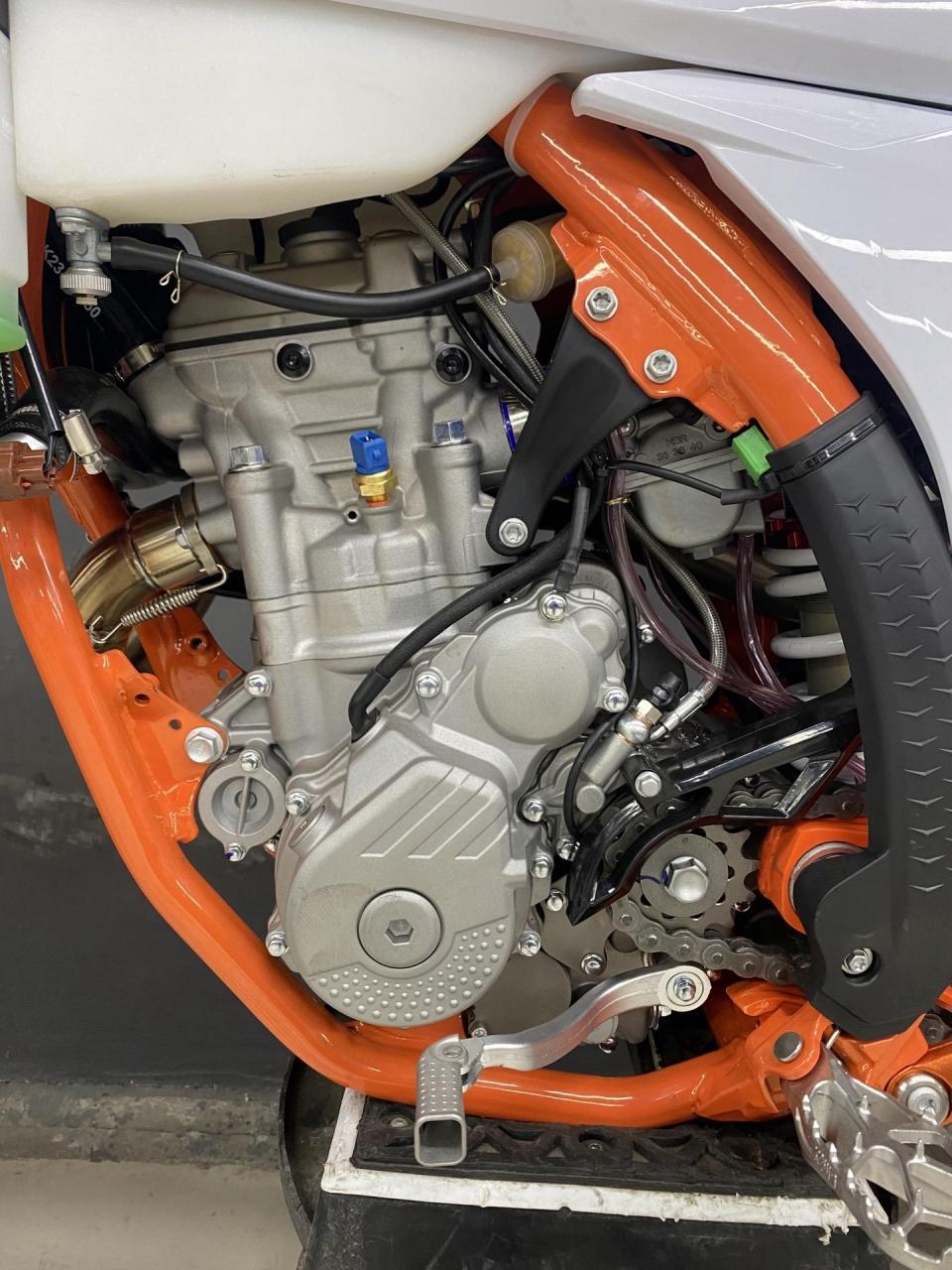 克维斯nx250高功率,前后48口径双可调双枪减震,发动机nx250高功率.