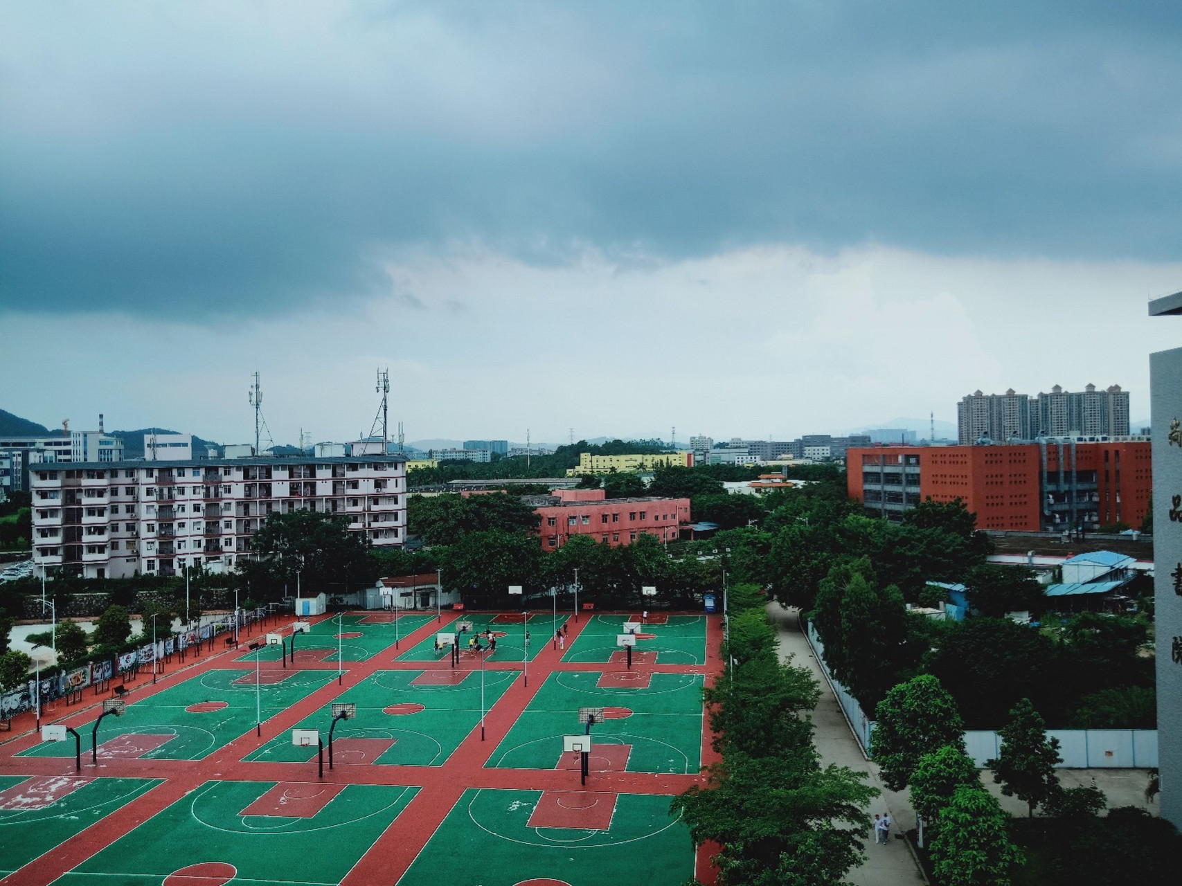 广州软件学院 93学校面积:占地500亩,不大,很小,麻雀虽小五脏俱全