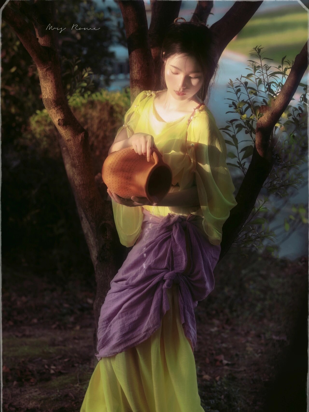 油画写真|抱陶罐的女人
