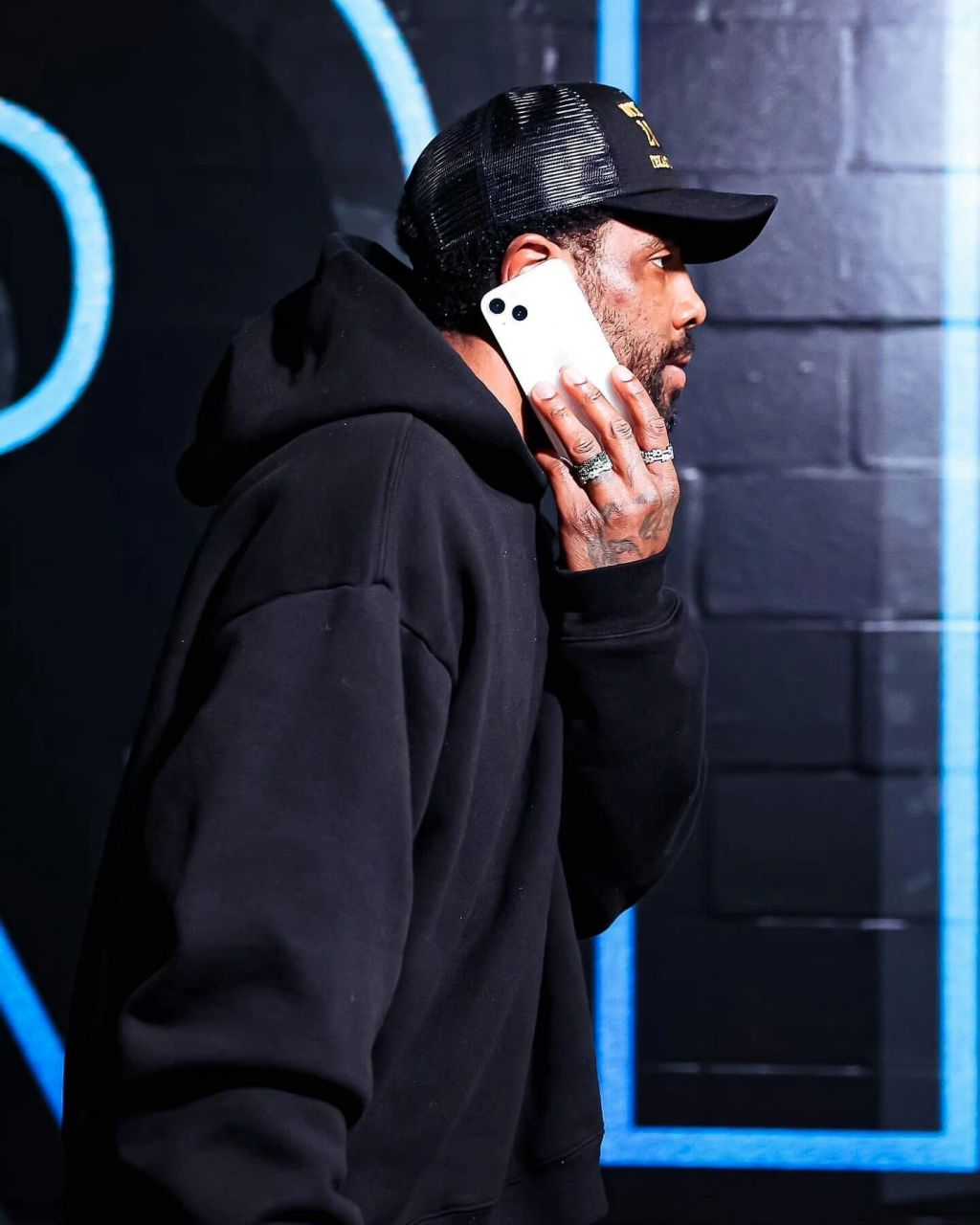 欧文近期帅图 更新一下球场外的帅哥