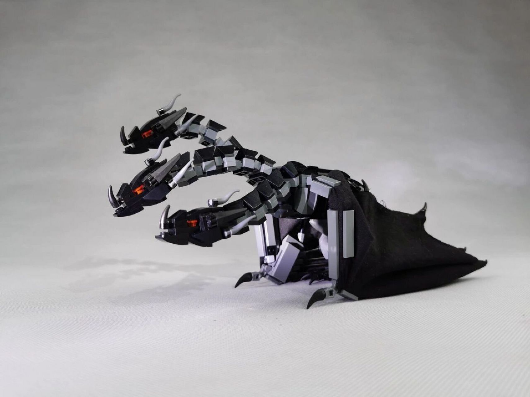 乐高moc:三头龙 魔龙狂舞系列―三头龙 作者:劉熈 在"暗夜使者"的骨架