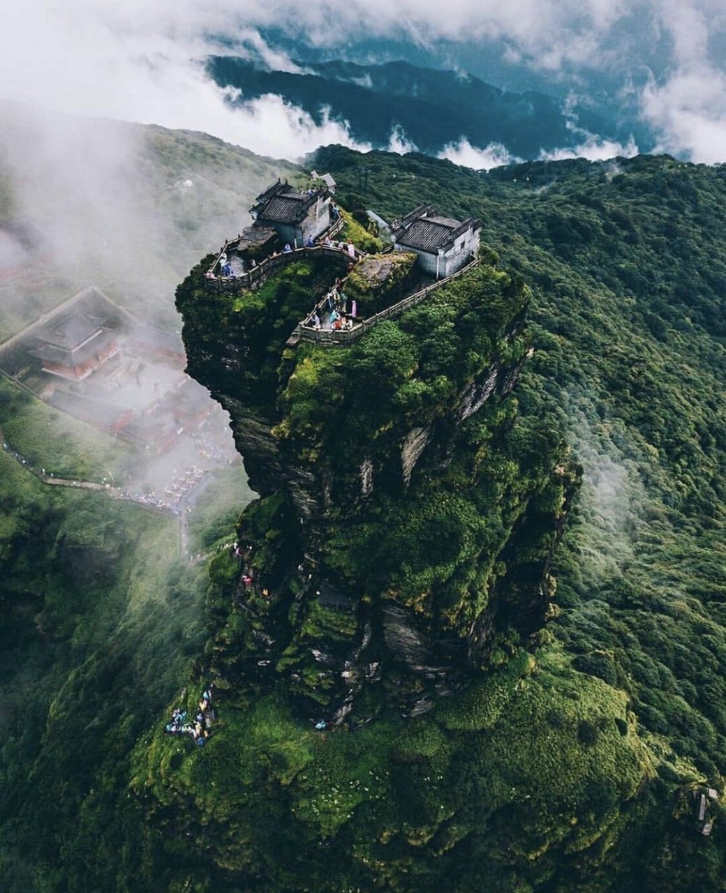 梵净山 梵净山位于中国贵州铜仁市的印江县,江口县,松桃县交界处,为