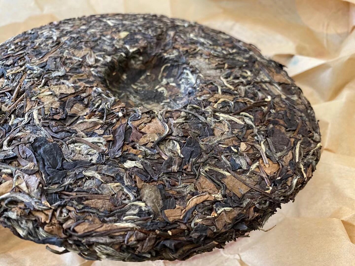 8饼/提 原料选用福鼎市太姥山麓的磻溪,点头和白琳三镇,茶菁梗,叶,毫