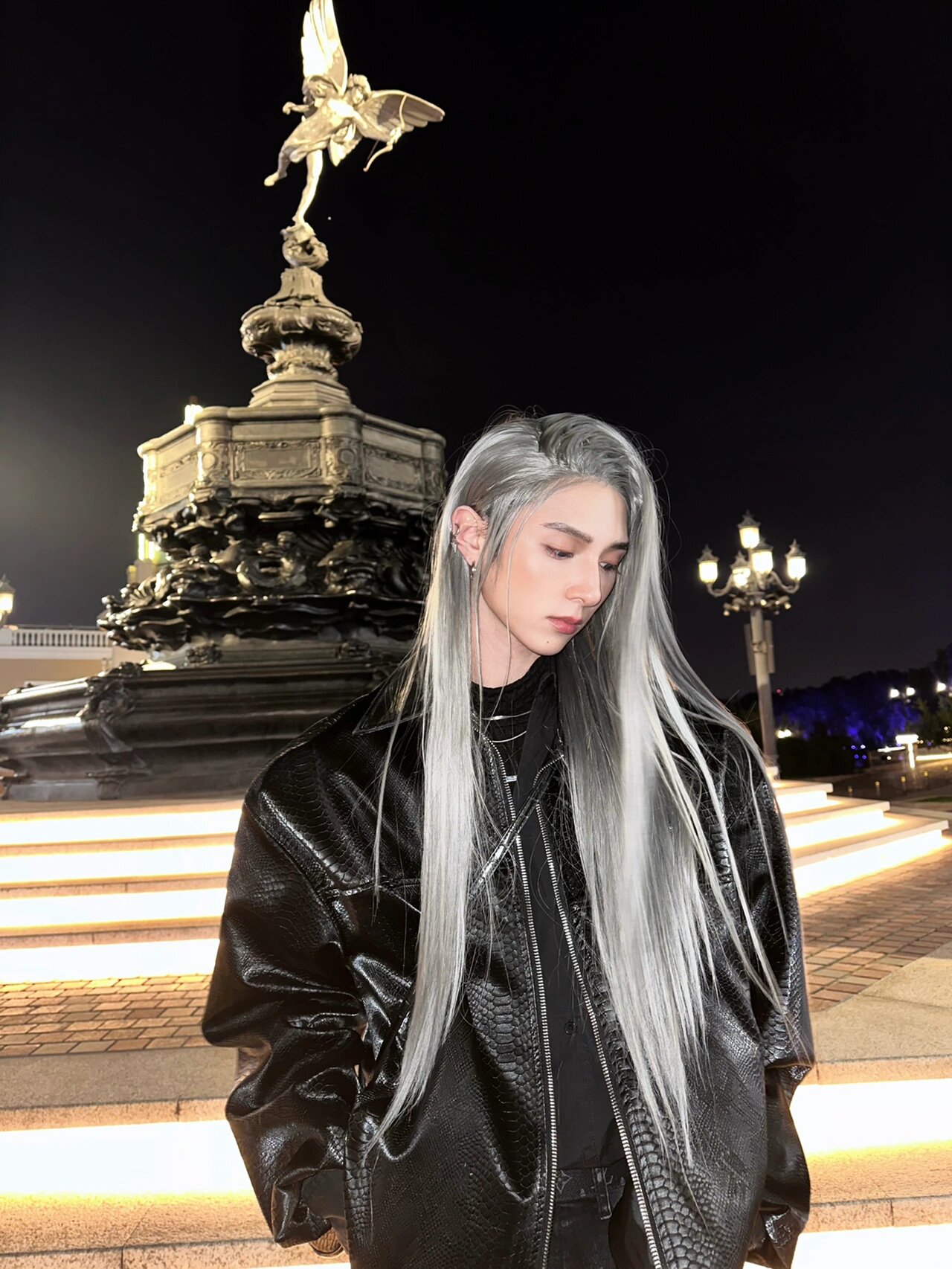 爱神之下的长发男孩