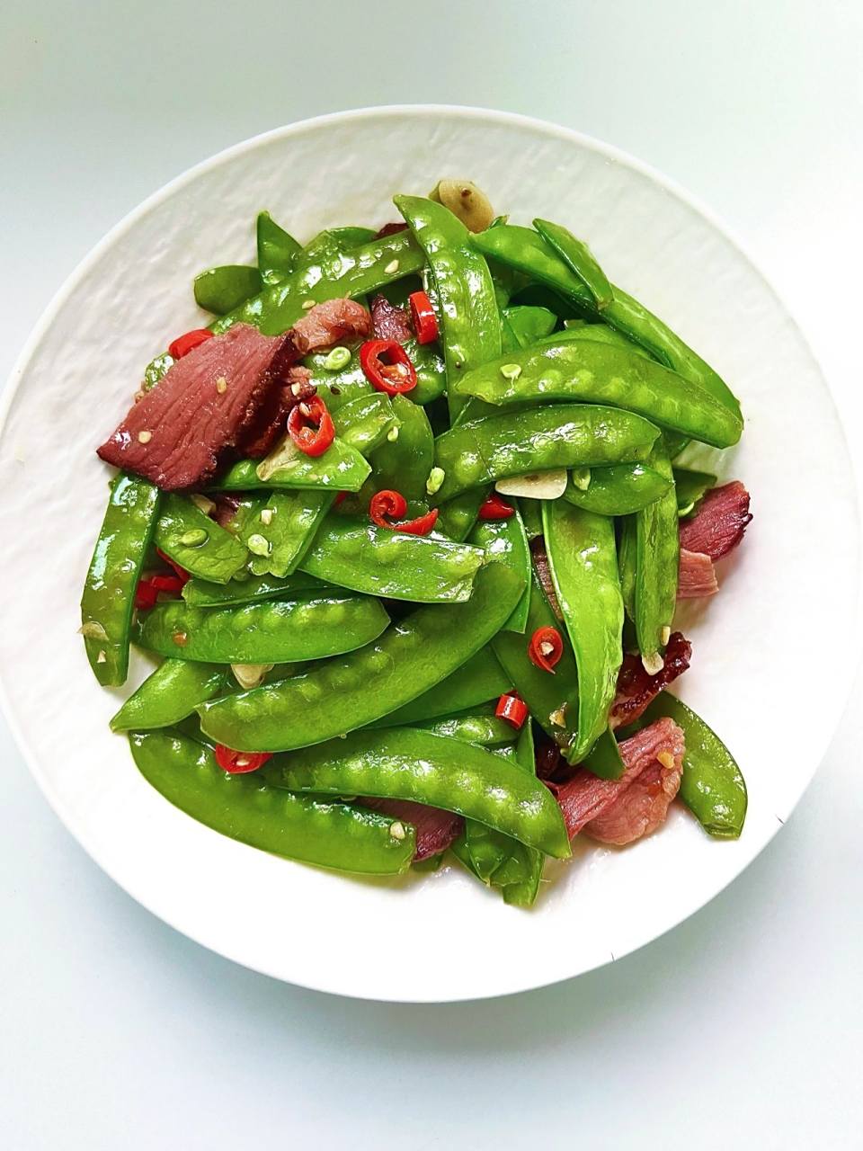 倒入备好的荷兰豆加