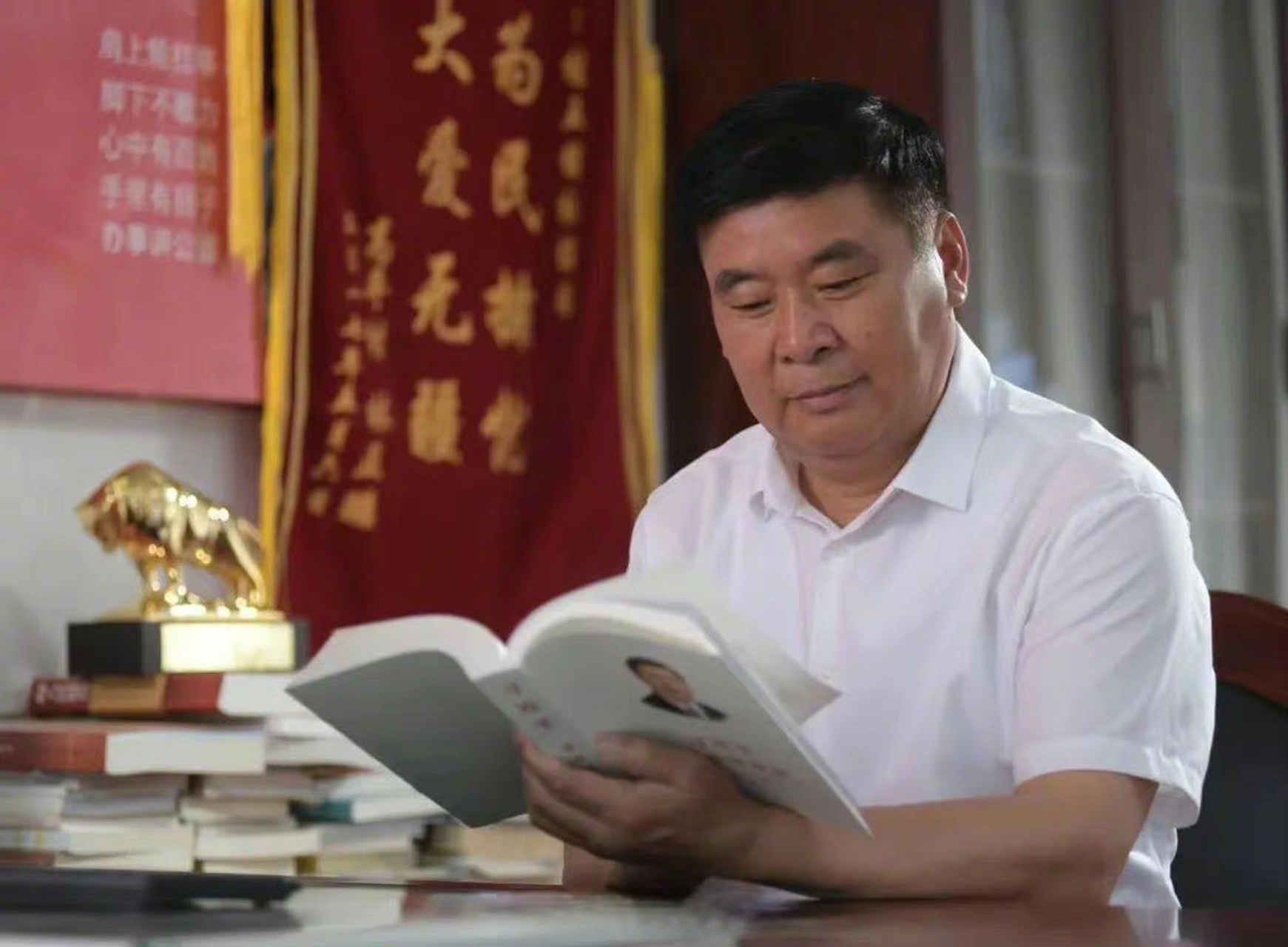 中国人的故事#【二十大代表风采丨李银江:"只为那句守护老人一辈子的