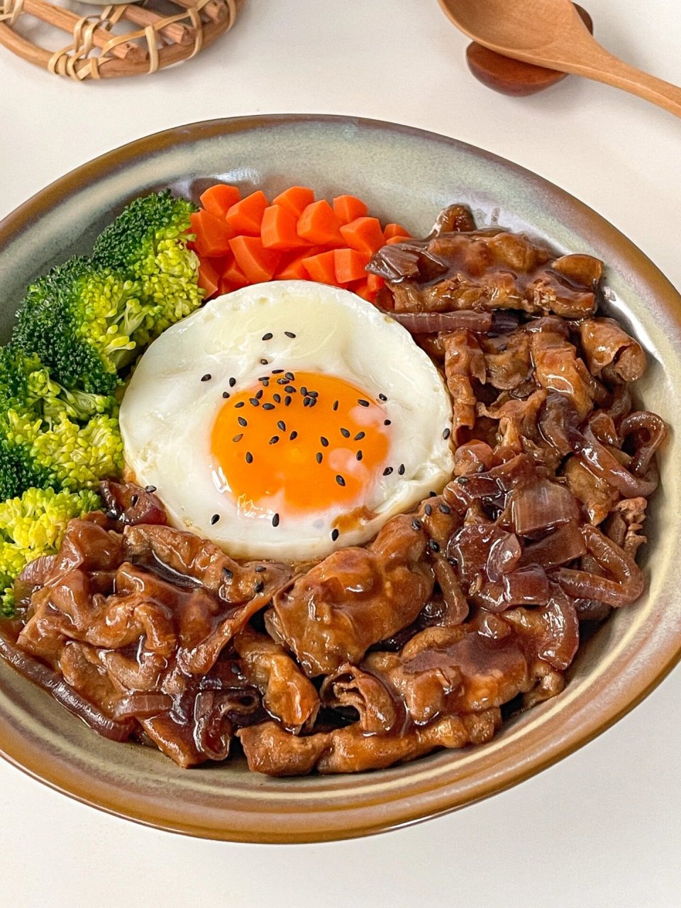 在家就能get吉野家日式肥牛饭啦～酱汁浓郁,肥牛鲜美,配上溏心蛋,拌一