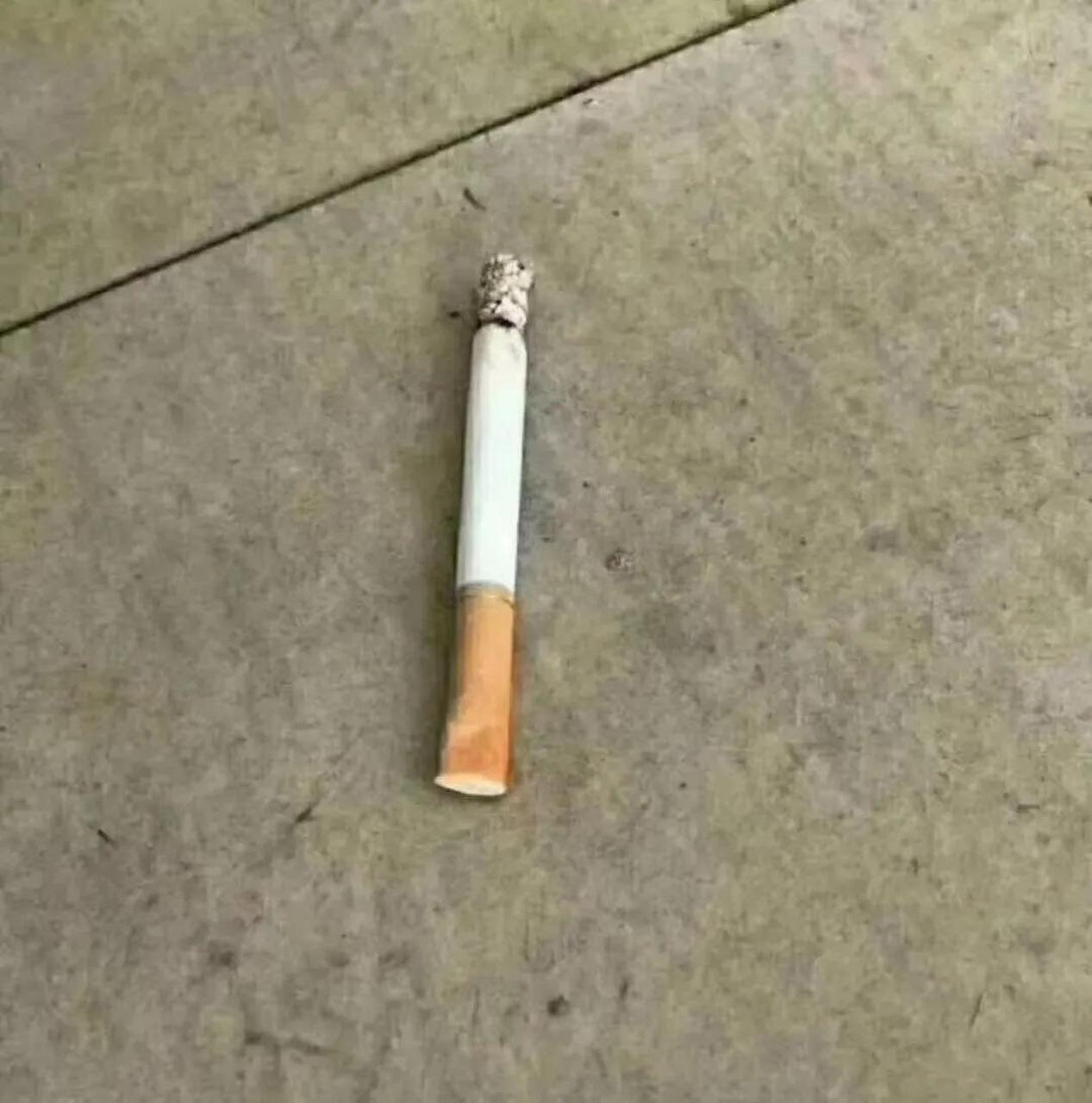 这是一个设备销售抽过的烟,地上散落的烟灰比较完整.