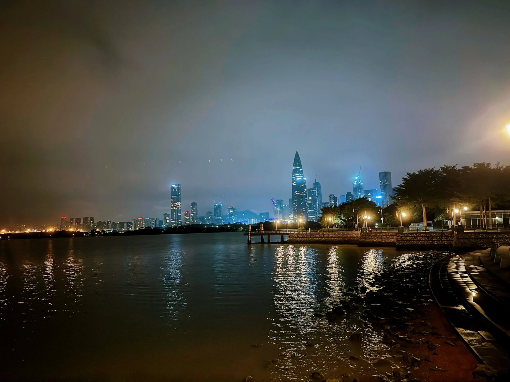 晚上的深圳湾公园