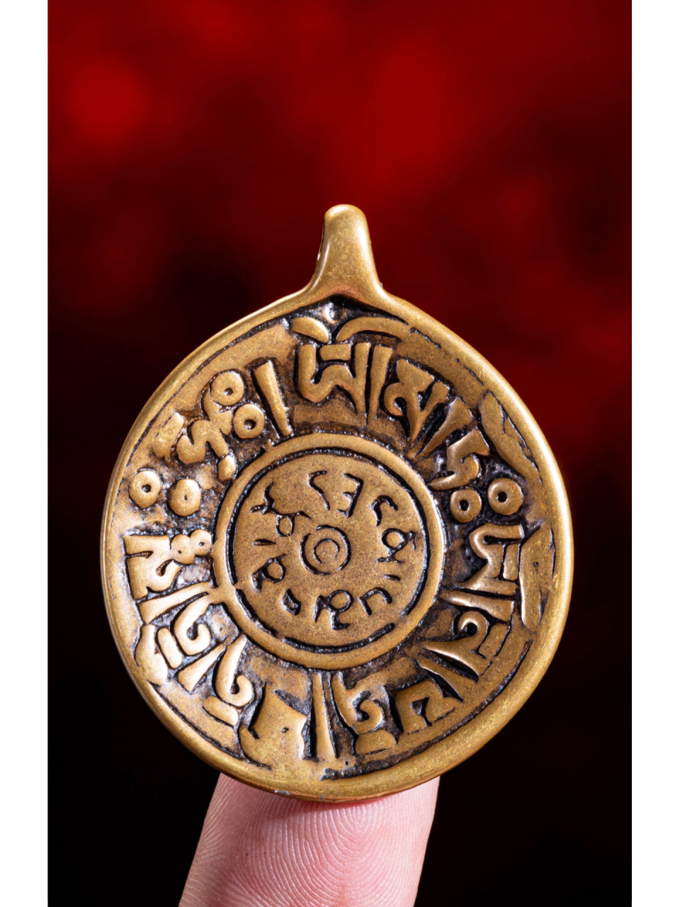 1mm 描述:一枚珍贵的大宝法王噶玛巴千诺怙身咒牌,利马铜质地,牌型规