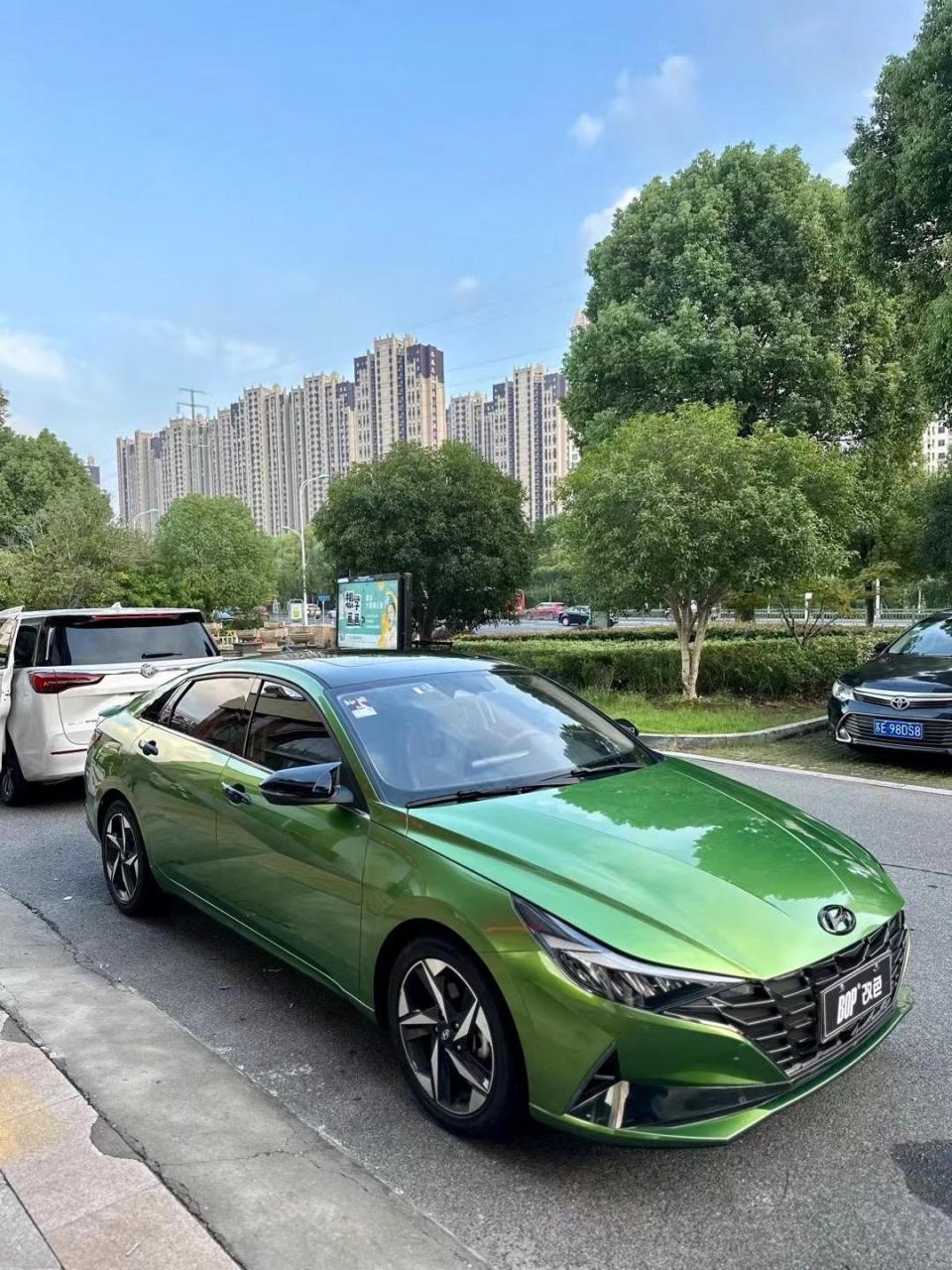 现代伊兰特,原车白改pet曼巴绿改色