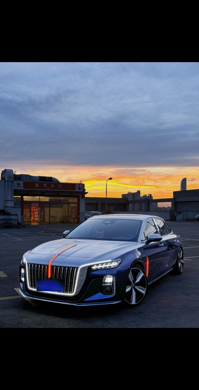 听说25款红旗h5要出来了,喝92的油 自带旗标灯,加装了前排隔音玻璃,还