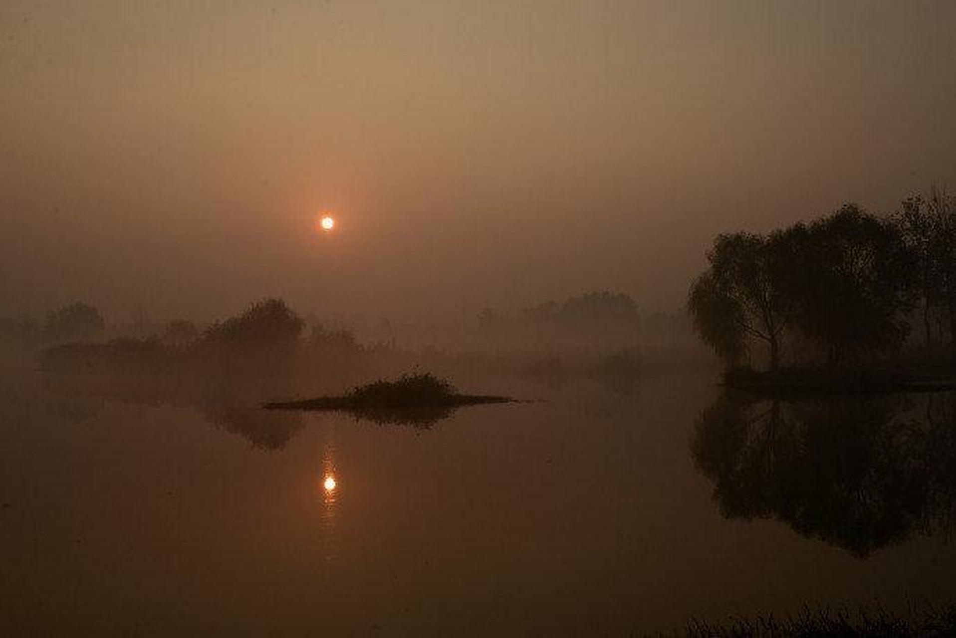 《池州翠微亭》 岳飞 〔宋代〕 经年尘土满征衣,特特寻芳上翠微.