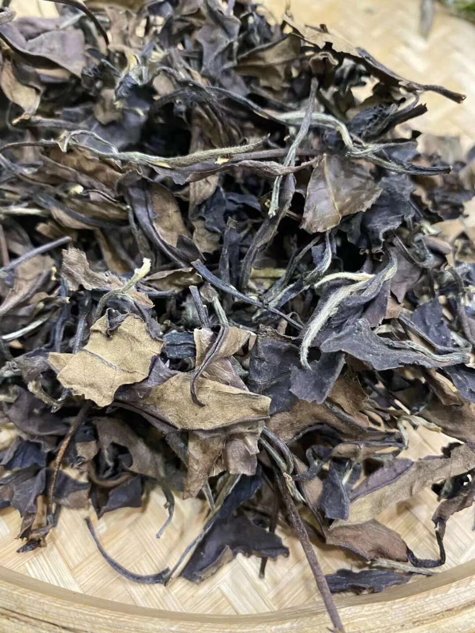 怎样辨别真假福鼎老白茶 福鼎的白茶按品级分四种:白毫银针,白牡丹