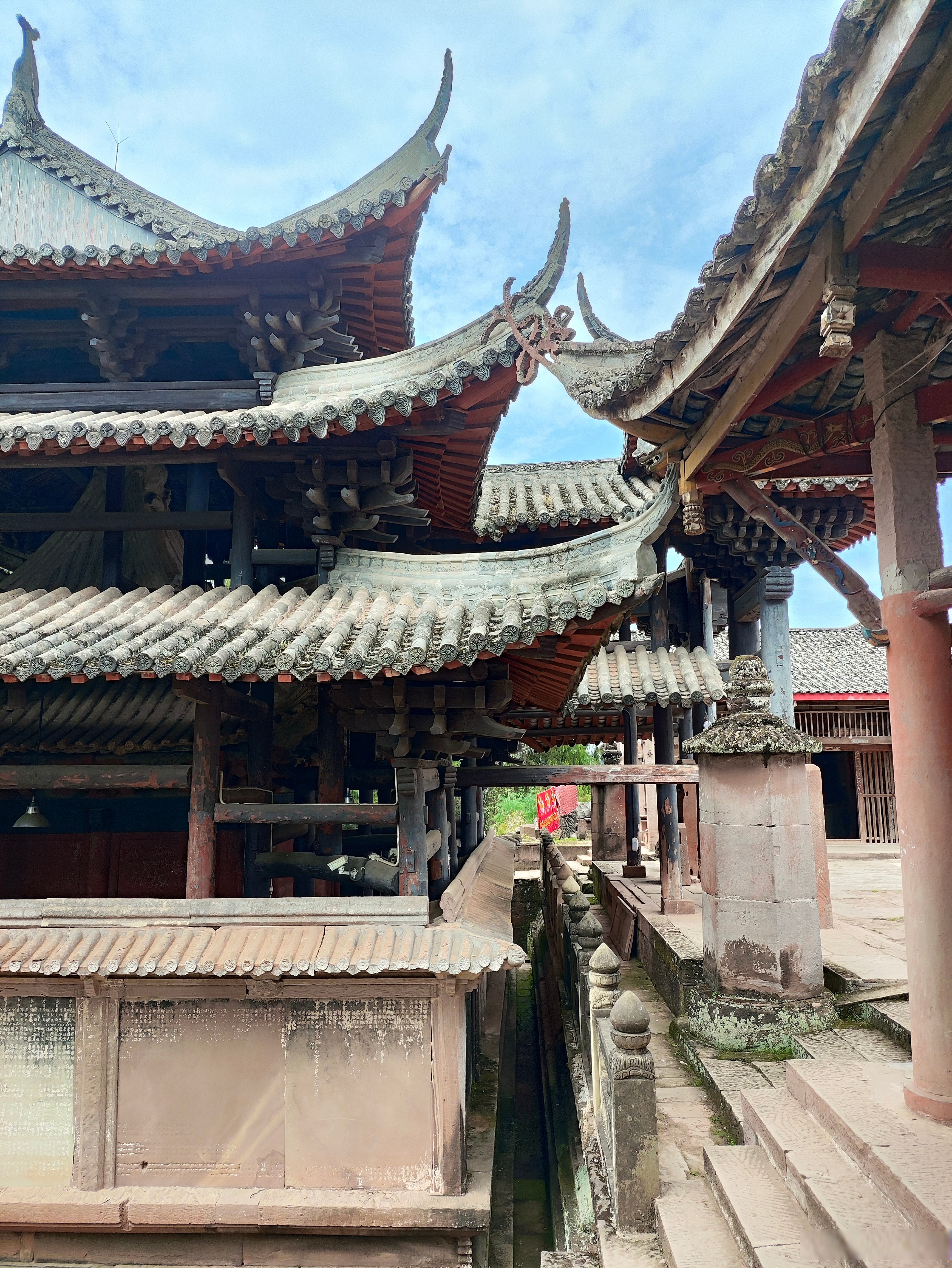 今天到访安岳木门寺,未曾想到如此深村却藏着精美的石木混构建筑