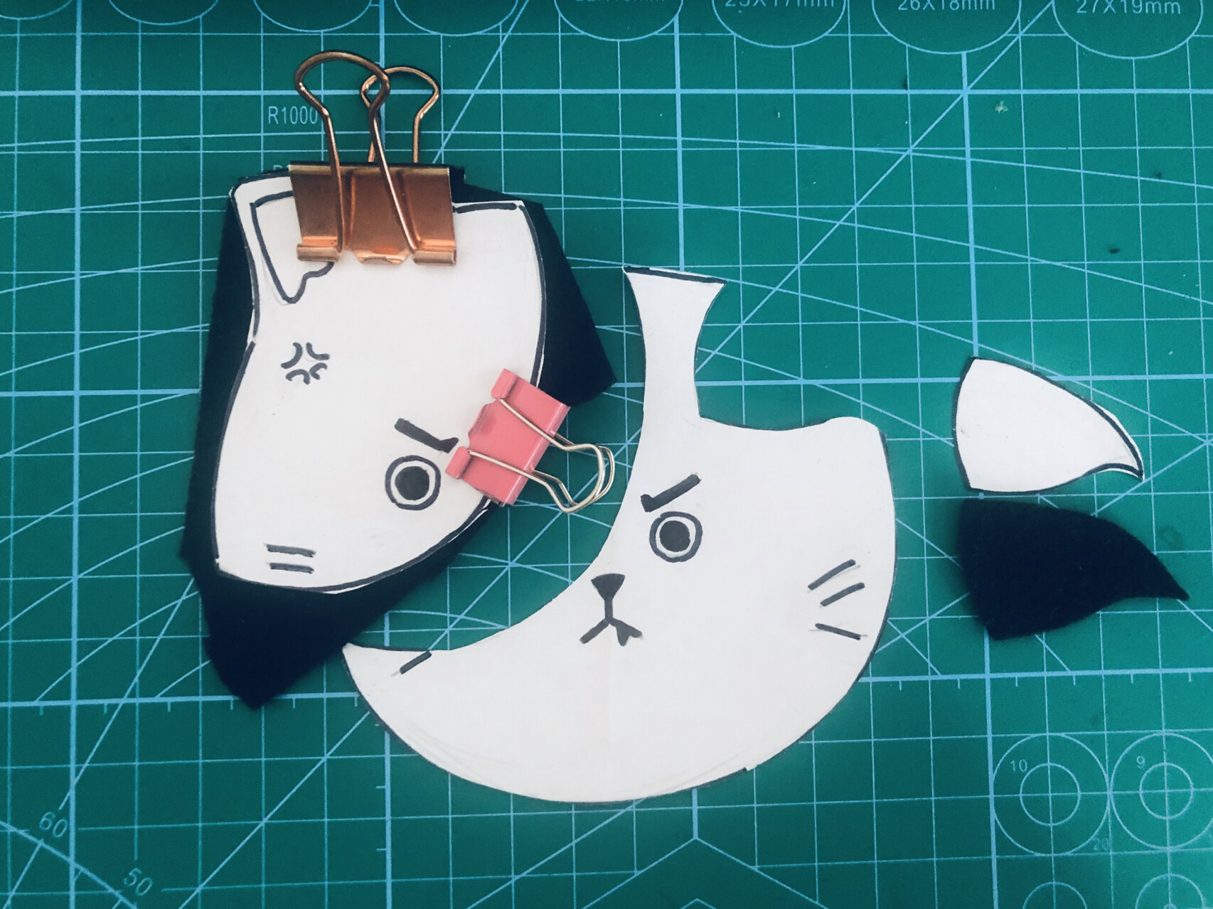 满脸都写着高兴的不织布猫咪杯垫.内有教程