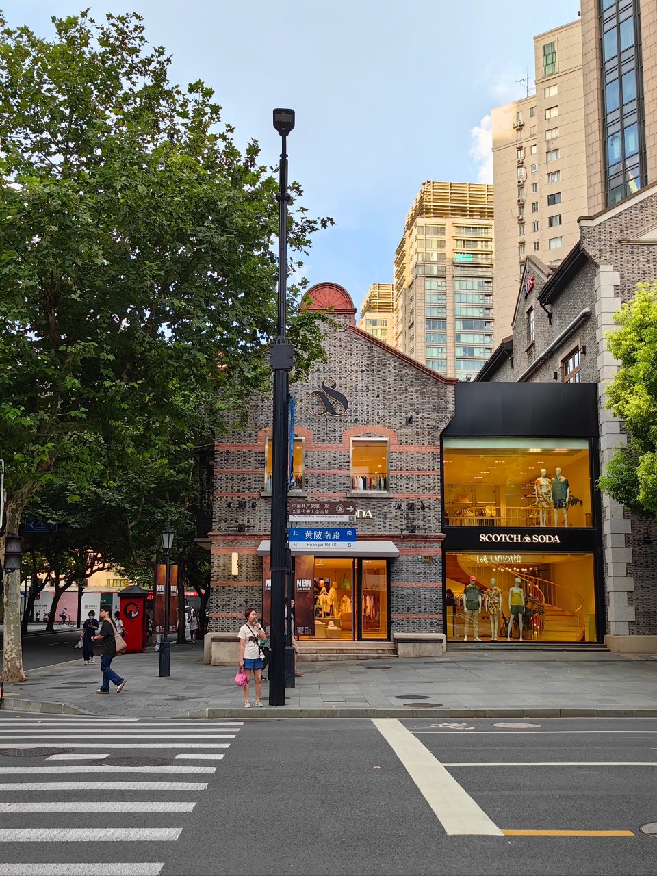 🏠:上海新天地 🚇:一号线黄陂南路2号口 🎫:免费 	 每次去上海