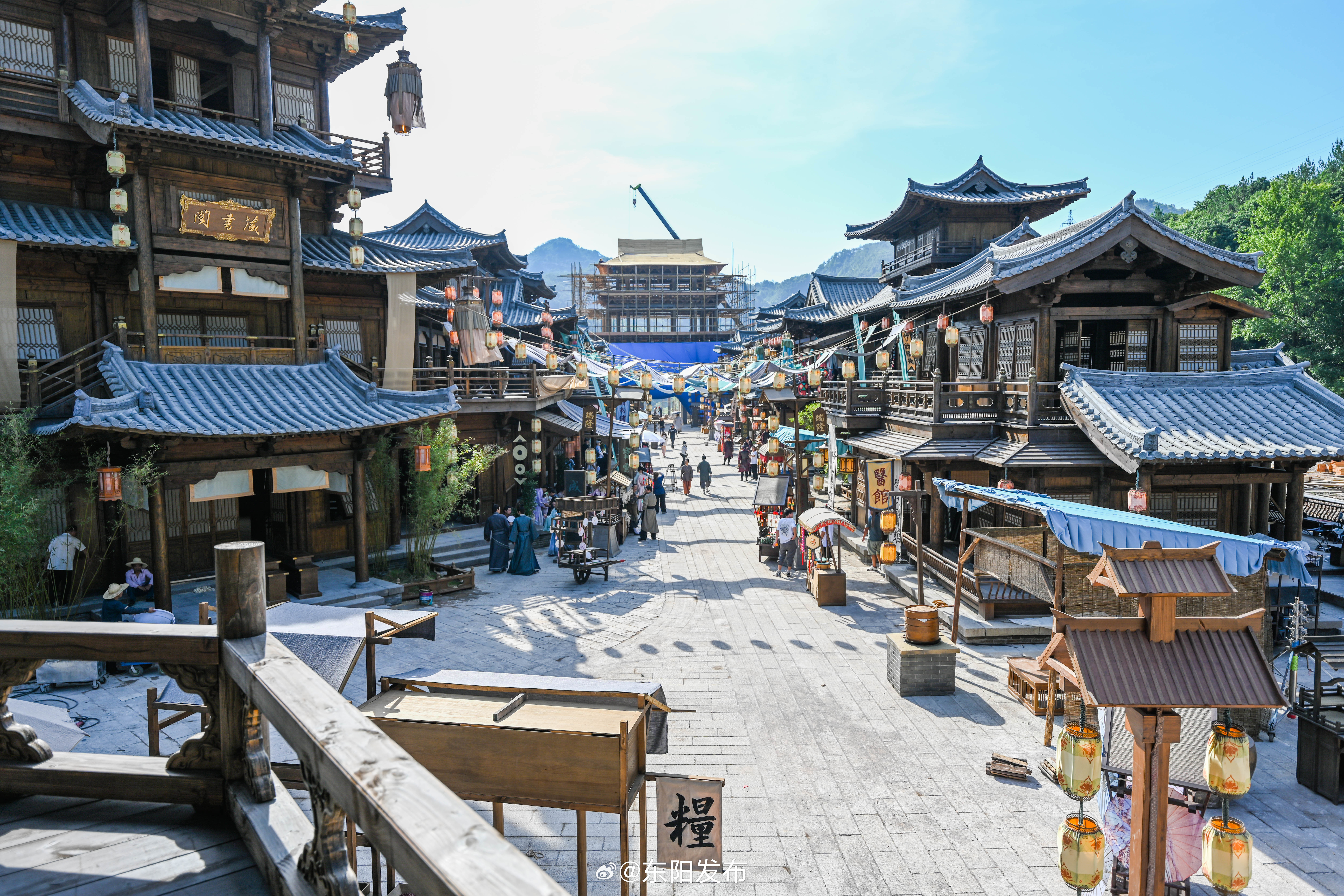 "天都城"位于距横店影视城春秋唐园不远的一处峡谷内.