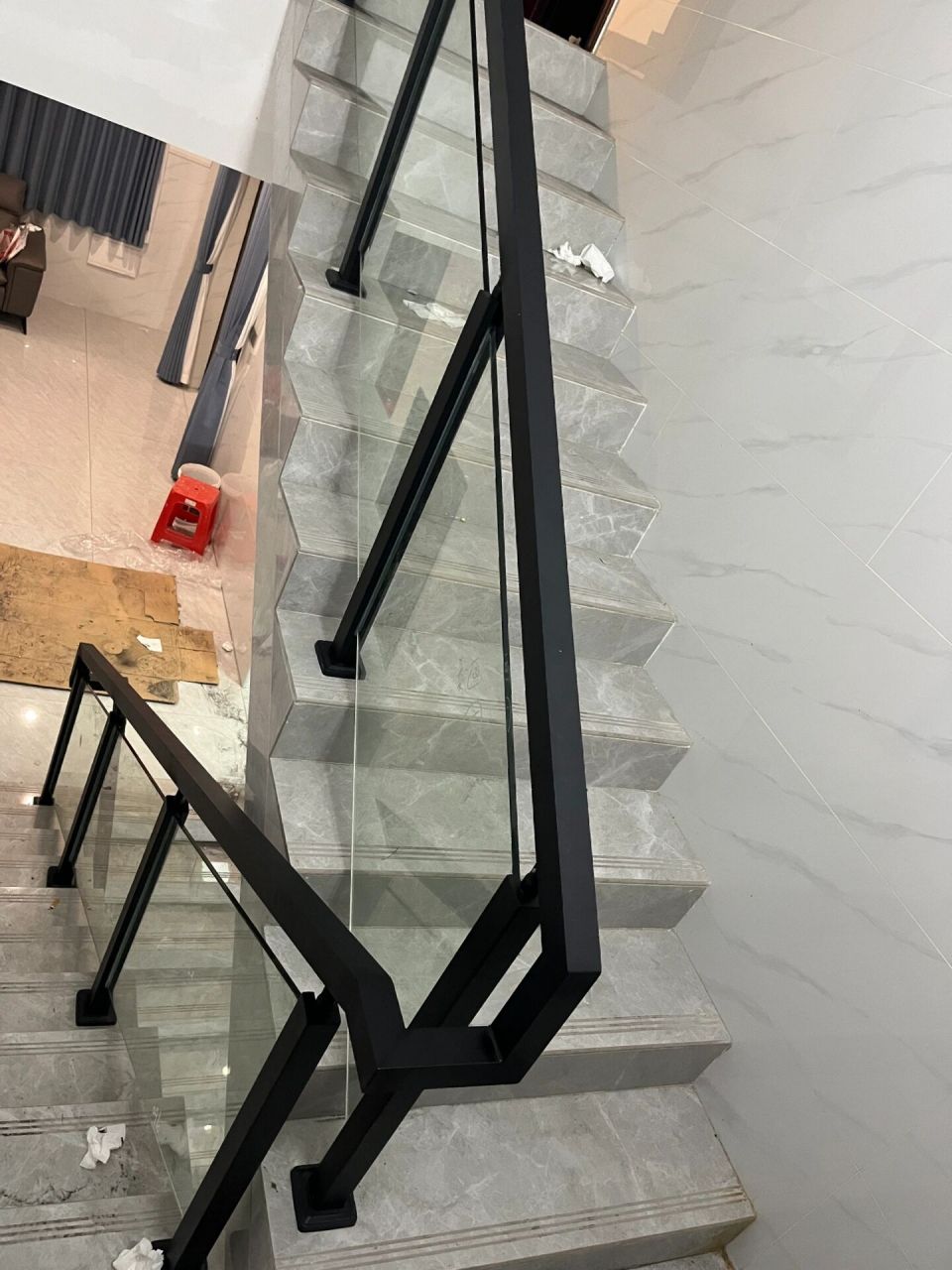 现代风玻璃楼梯77护栏～ 内卡槽立柱玻璃楼梯扶手 采用不锈钢磨砂黑