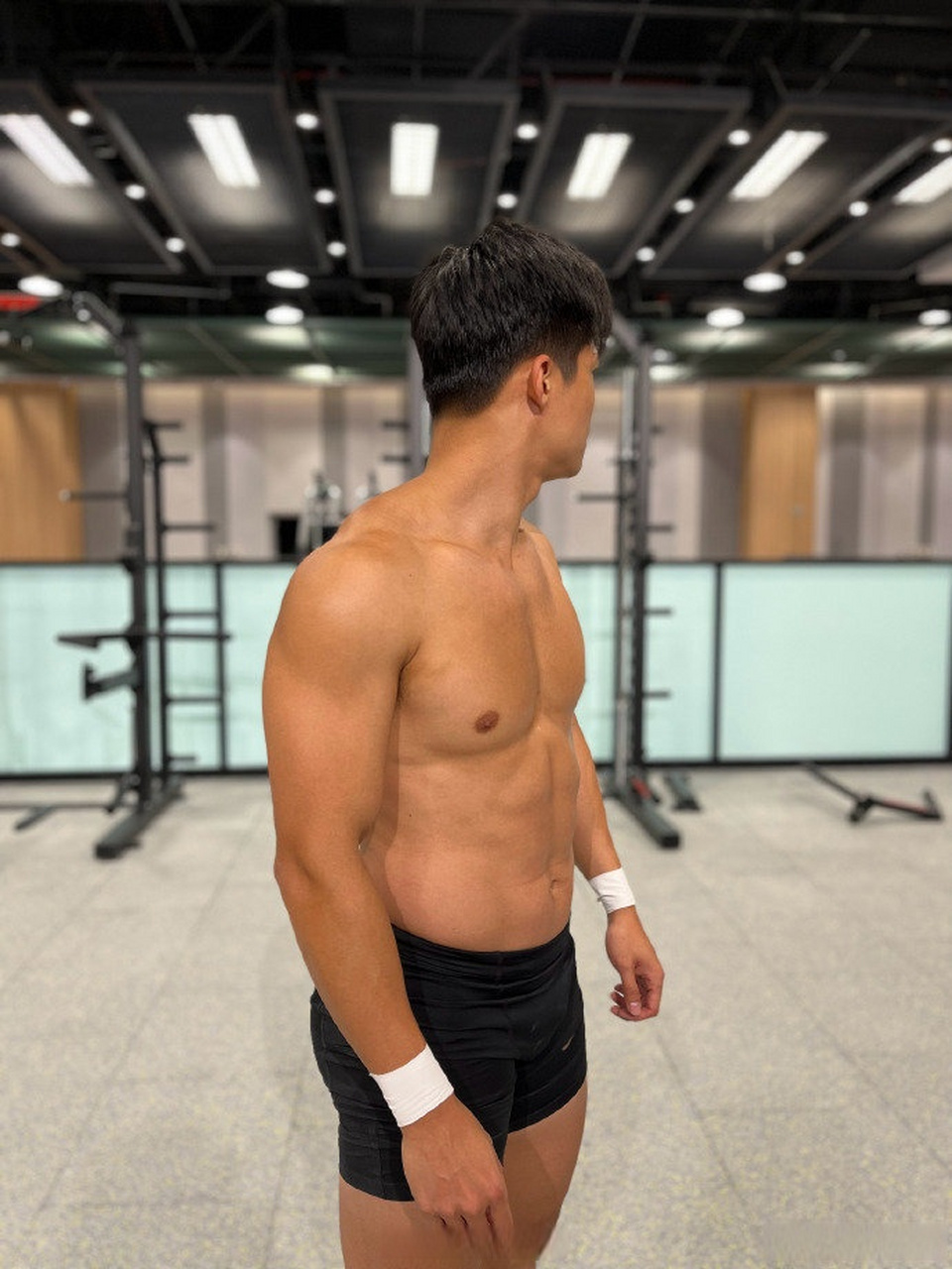 苏炳添秀肌肉照#  百米"飞人"苏炳添在个人账号上大方"送福利",向