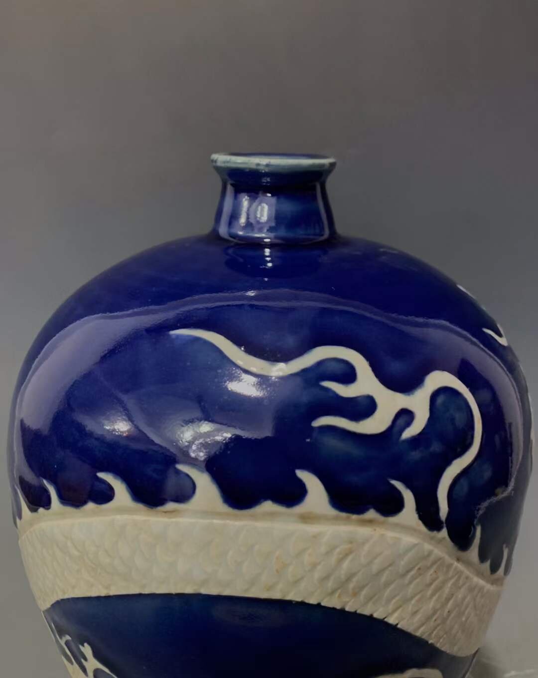 5cm 霁蓝釉留白龙纹梅瓶是一件珍贵的古玩艺术收藏品,它高34厘米,肚径