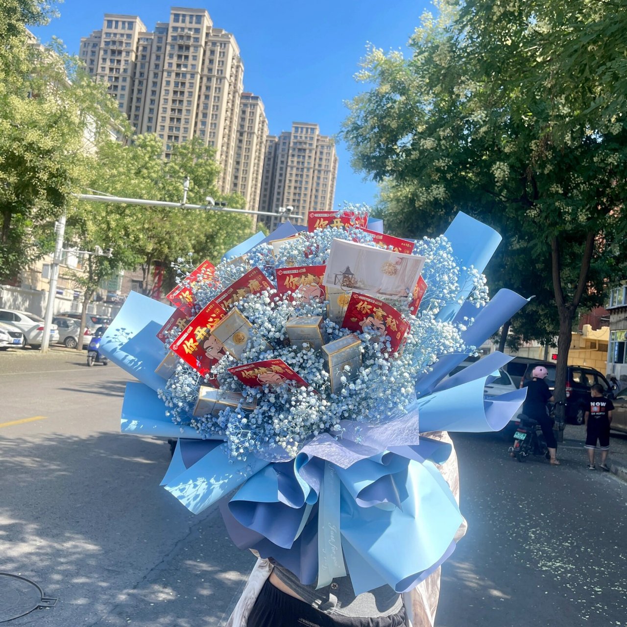 烟77彩票花束寓意:爱你,好运十倍 花材:雾霾蓝满天星,烟10盒,彩票11