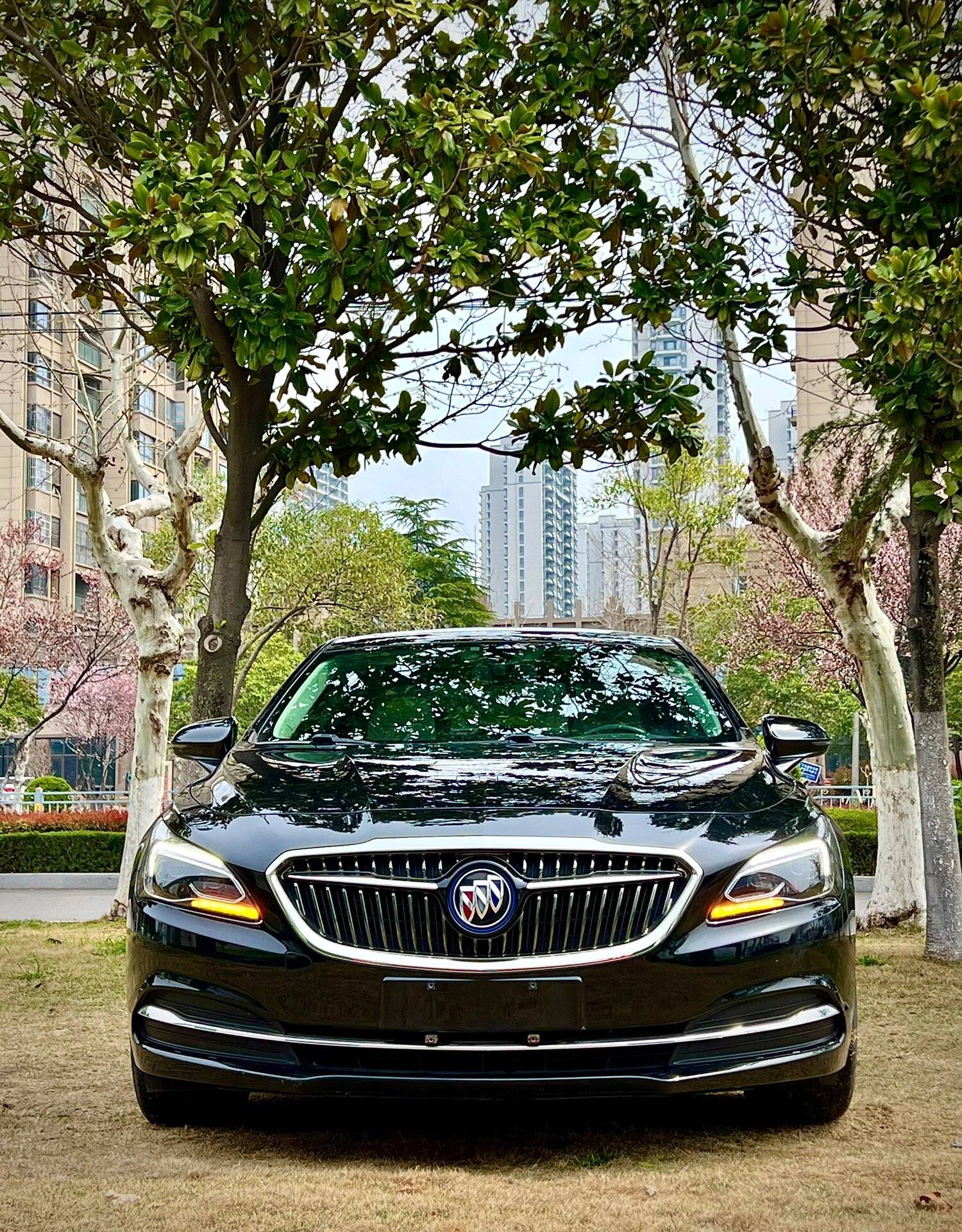 别克 君越 30h 精英型  新车指导价27.58万.1.8l油电混合.一手车.