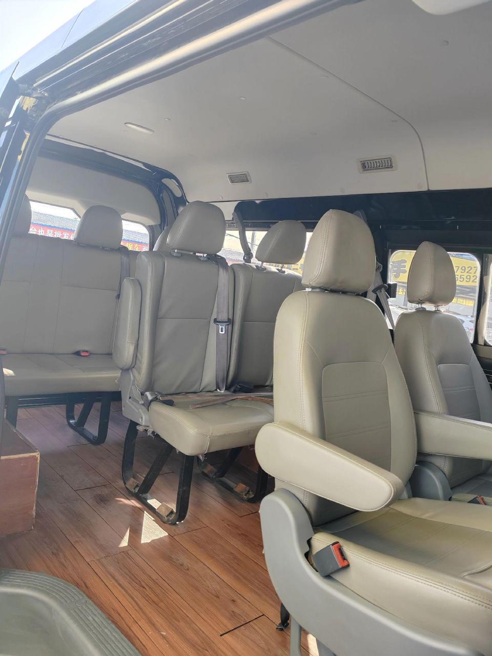 19年金龙凯锐单油9座版高配中置空调电动门窗方向助力真皮座椅,本地