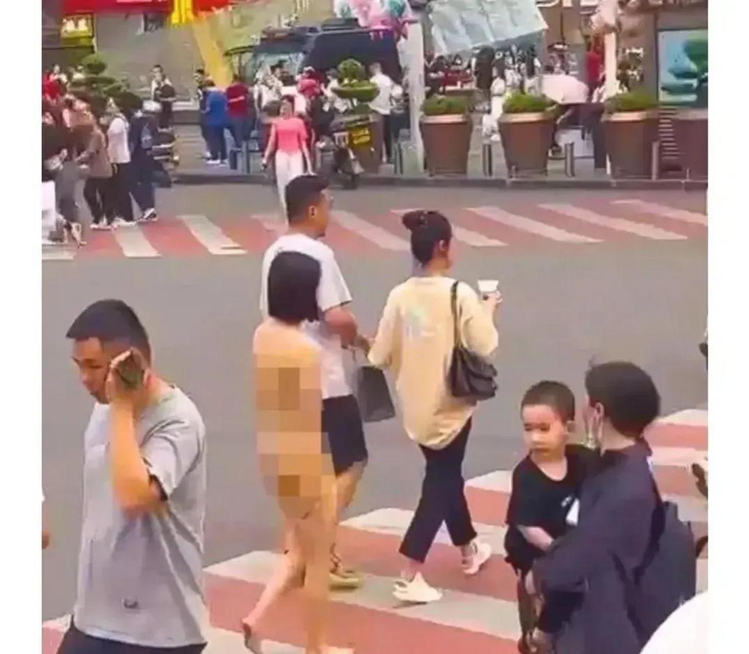 一女孩因为与男朋友分手,受不了选择脱光衣服在大街上裸奔,以此来惩罚