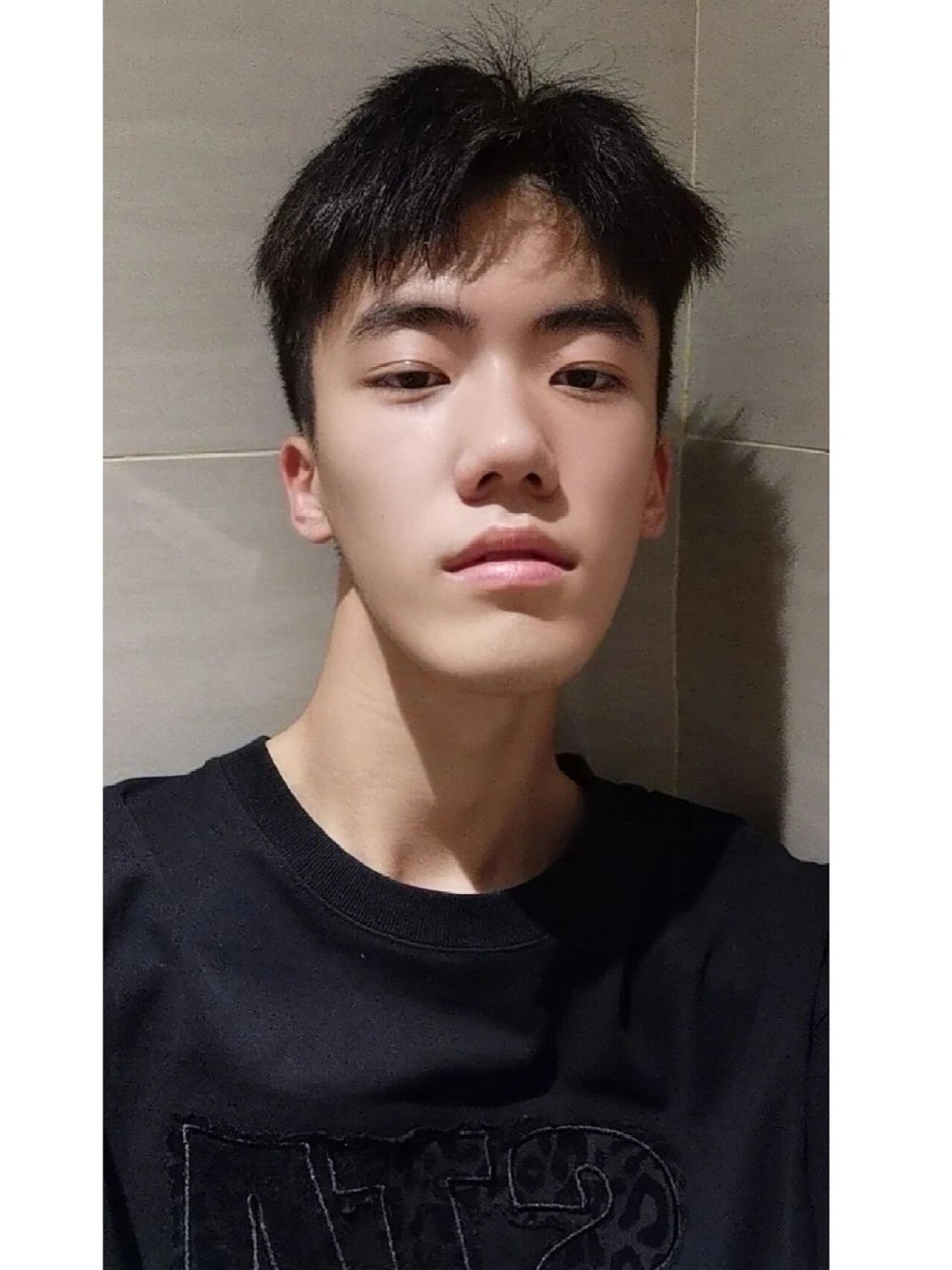 高鼻梁,大眼睛,清瘦型,纯欲帅哥 - 	 你喜欢吗?