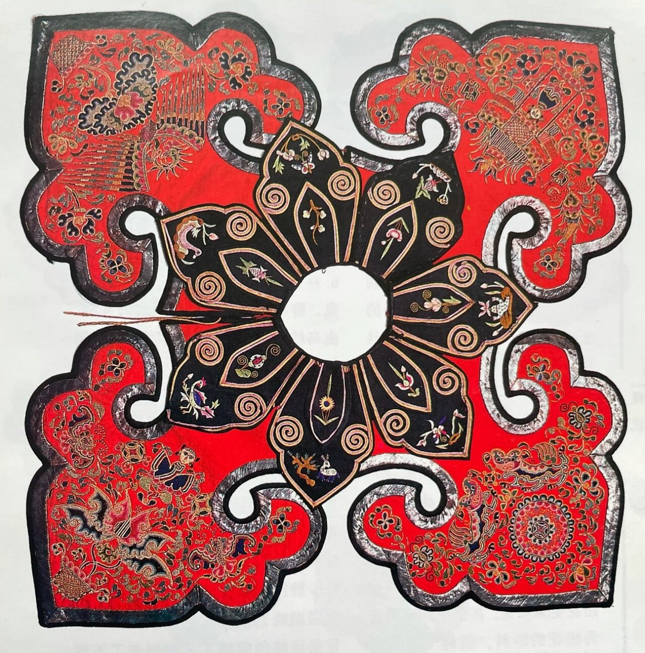 78云肩是古代重要服饰,云纹作如意状而四合,象征天下四方祥和如意