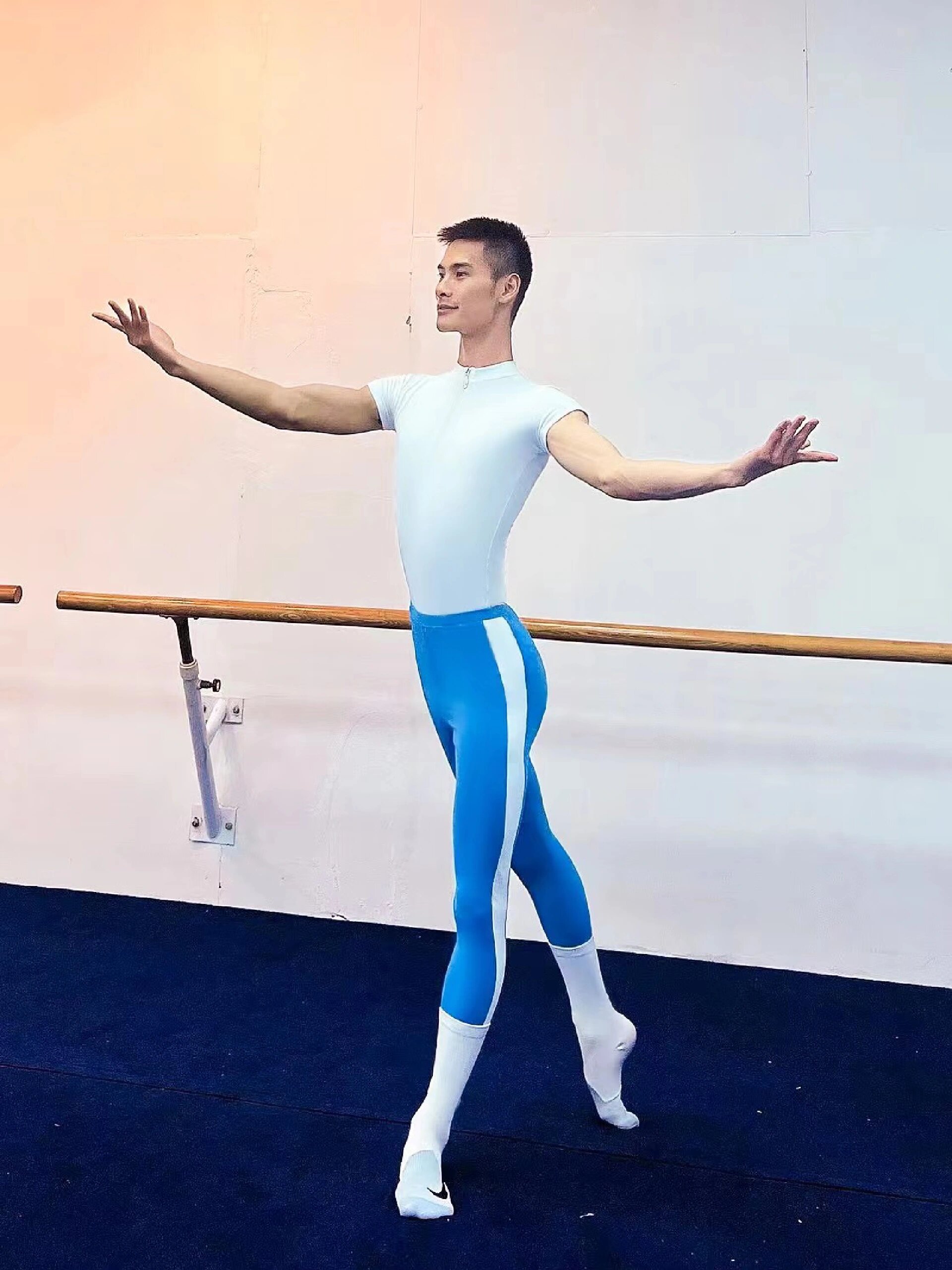 男生芭蕾裤,蓝色也很好看! 来自专业男舞者的上身穿搭! 又帅又高级