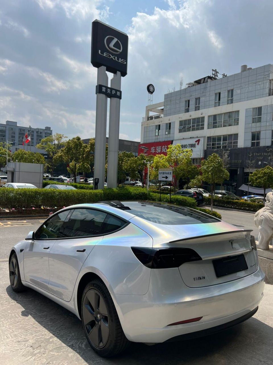 被追了三条街问颜色的改色膜——特斯拉model 3 七彩镭射白[打call]