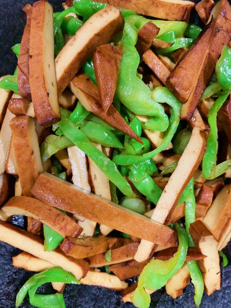 茶干还能这么做,这也太简单了叭~ 哈喽,今天给大家分享青椒炒茶干的