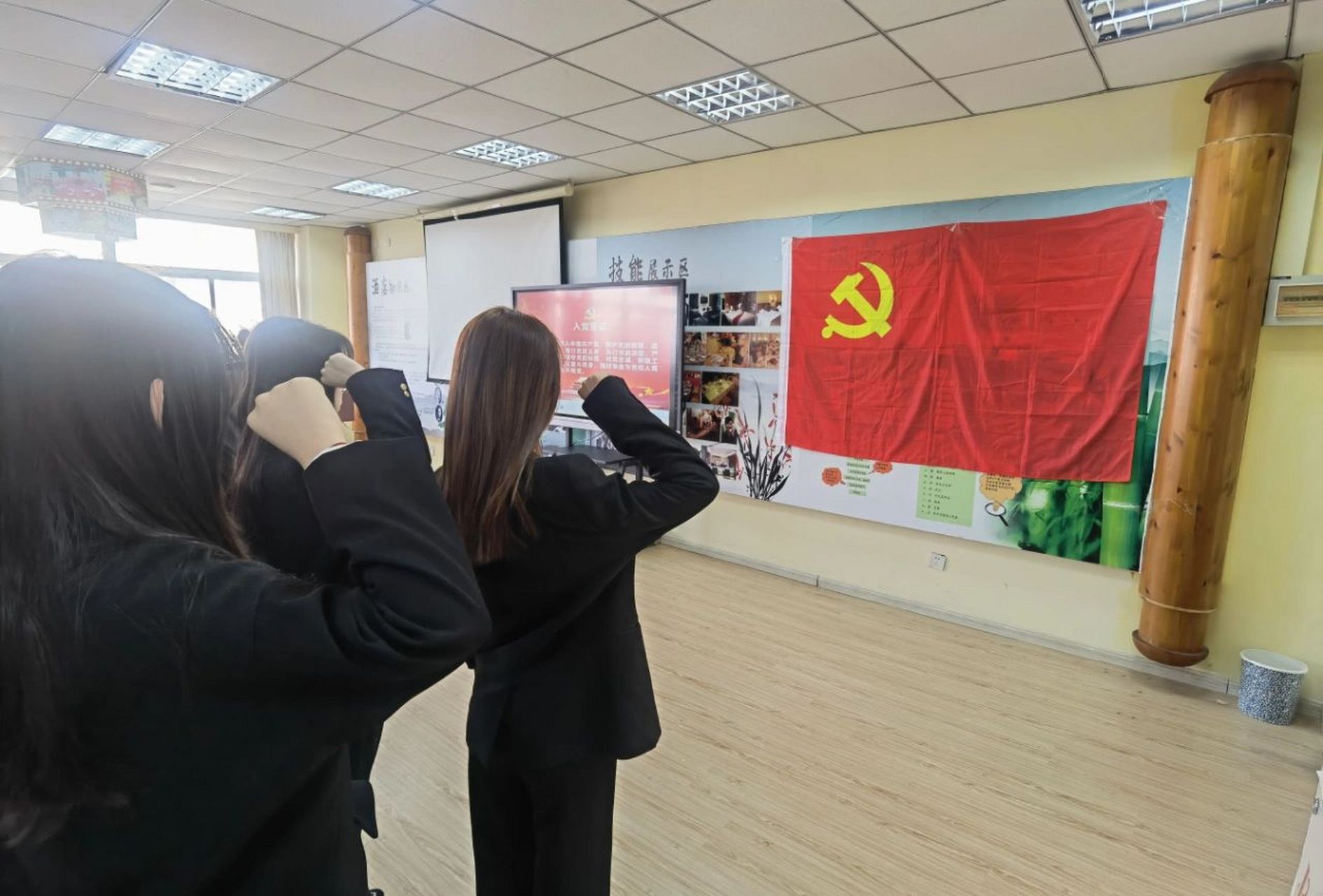 入党宣誓7899 今天真的超级的冷 但是终于等到了入党宣誓!