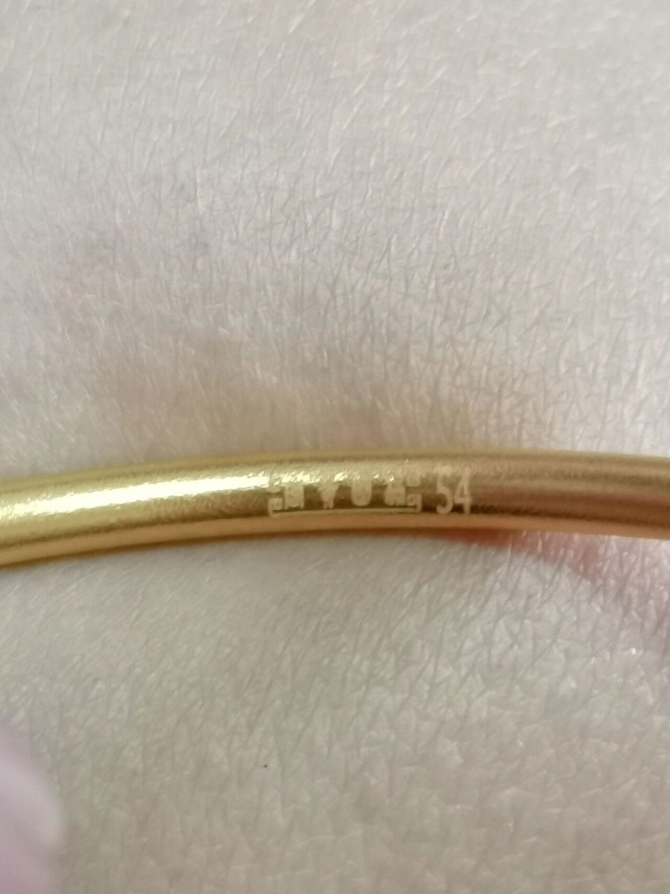 老凤祥传承手镯内圈钢印有两个 姐妹们看看你们买的老凤祥同款手镯