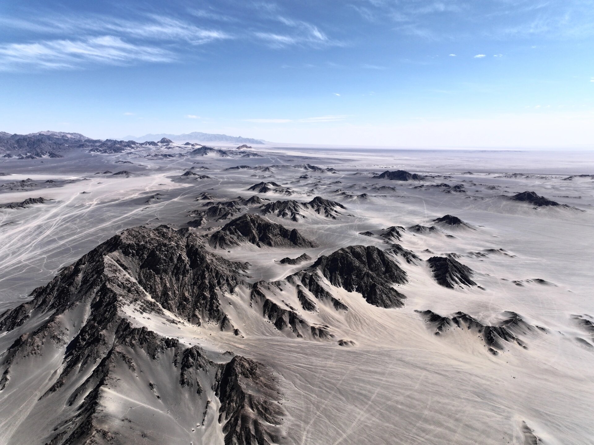 黑独山丨戈壁大漠中生出的水墨画卷 苍黑色砂石嵌在