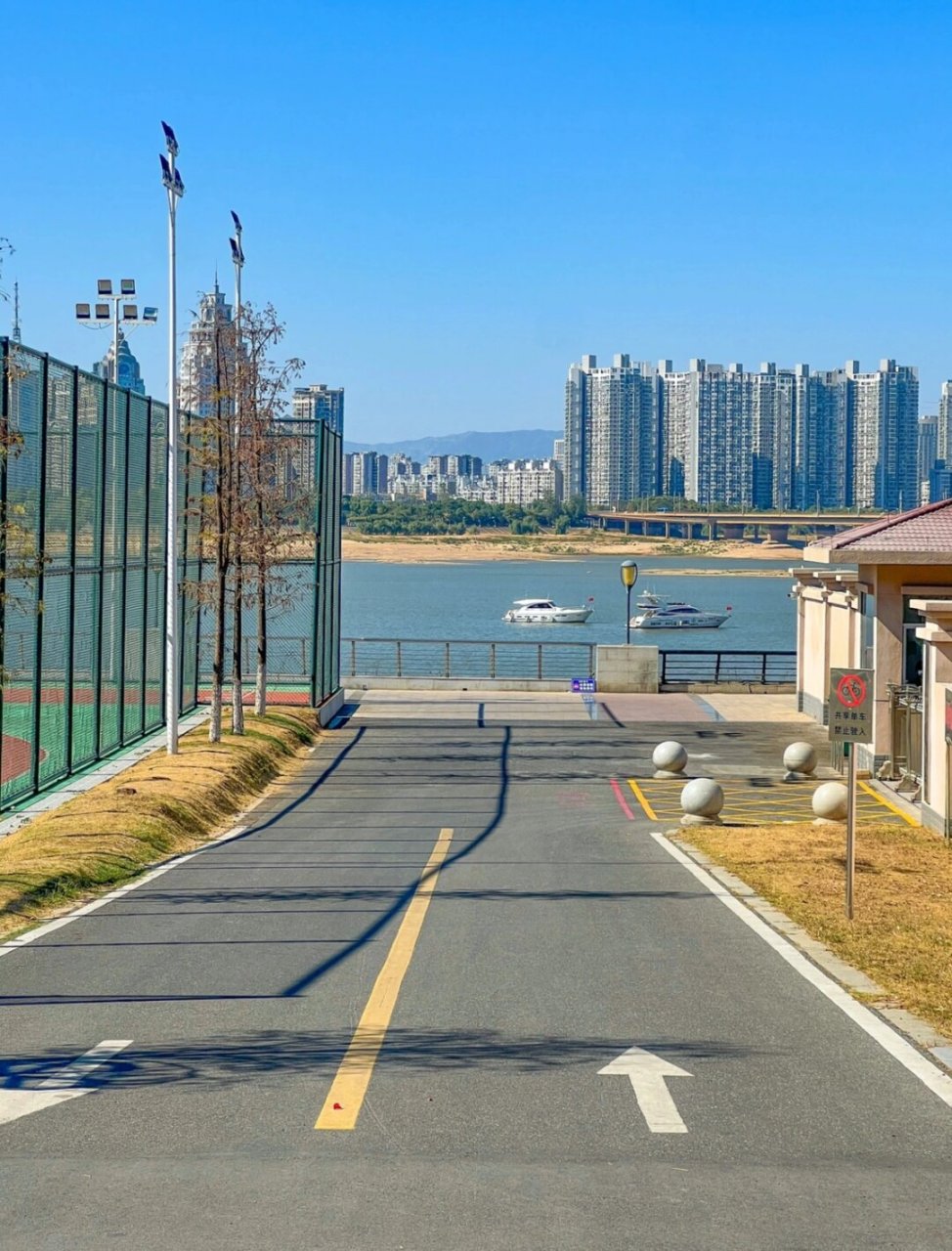 不去青岛 在南昌也可以看海了98 就在朝阳江滩公园 站着这里整个心