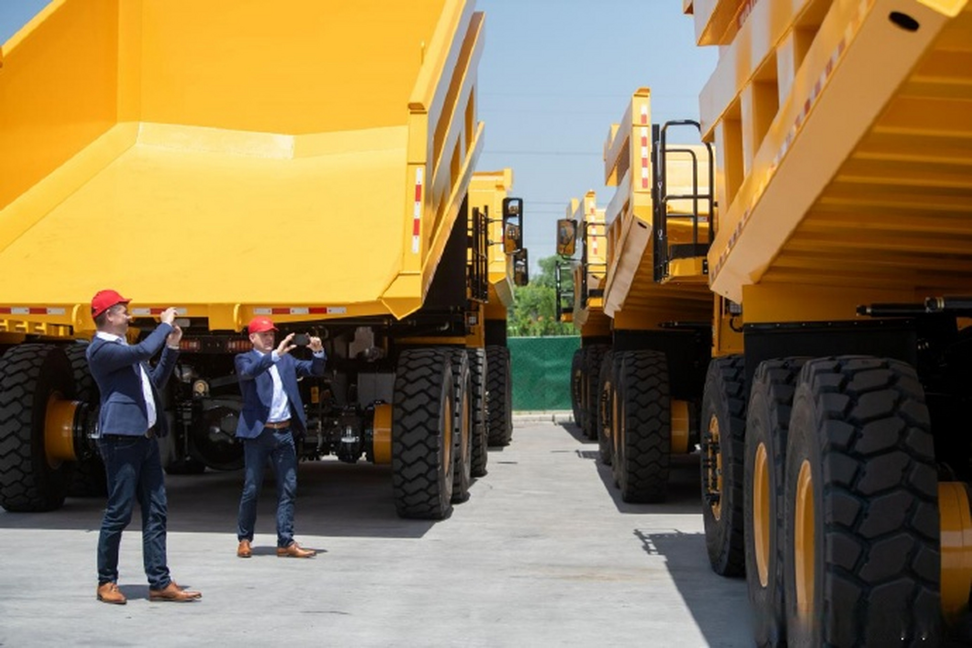 【#这些小黄车的海外订单涨疯了#】#行进看中国#比普通矿车开着稳,比