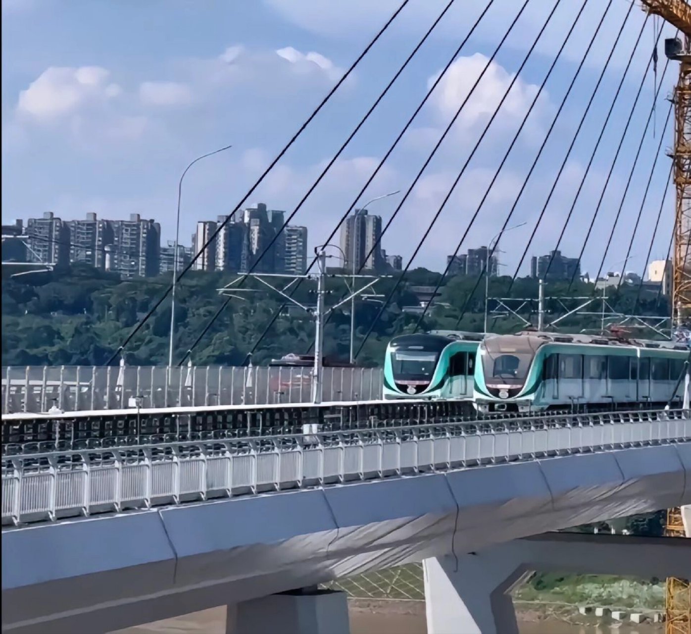 近日,重庆轨道交通18号线,正在荷载压桥试车,通过李家沱长江大桥!