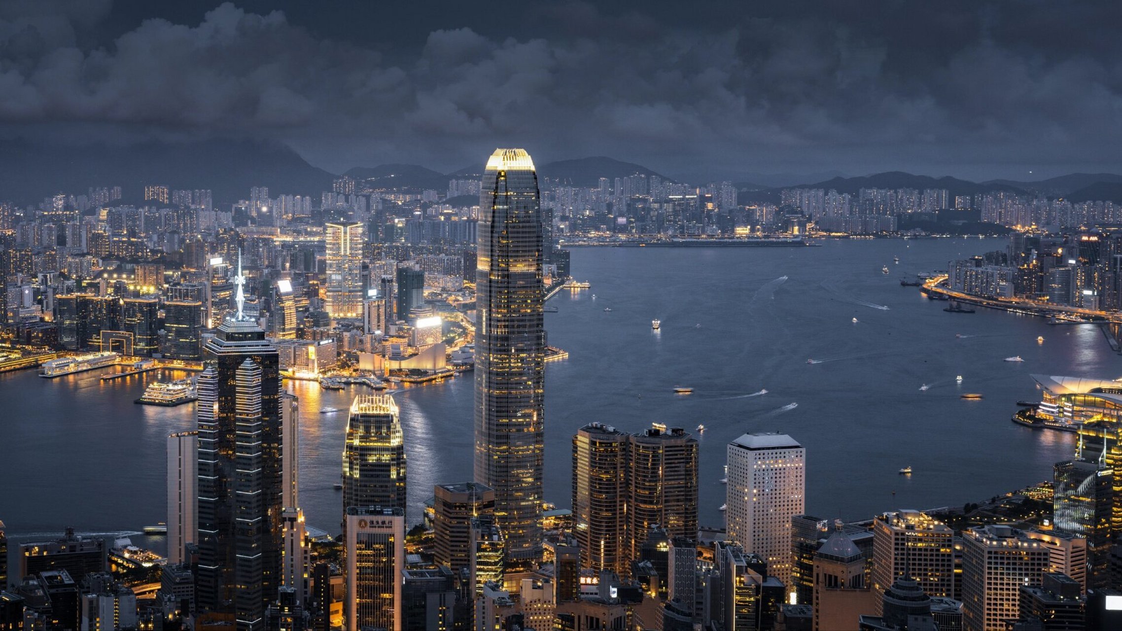 于太平山顶俯瞰香港9396城市夜景 一整个震撼到了家人们,这是我