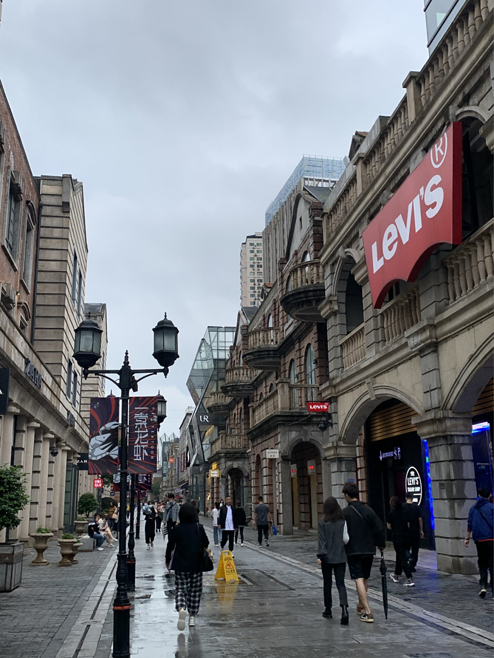 楚河汉街好好逛! 按图片顺序 pop mart:盲盒女孩狂喜的必逛店.