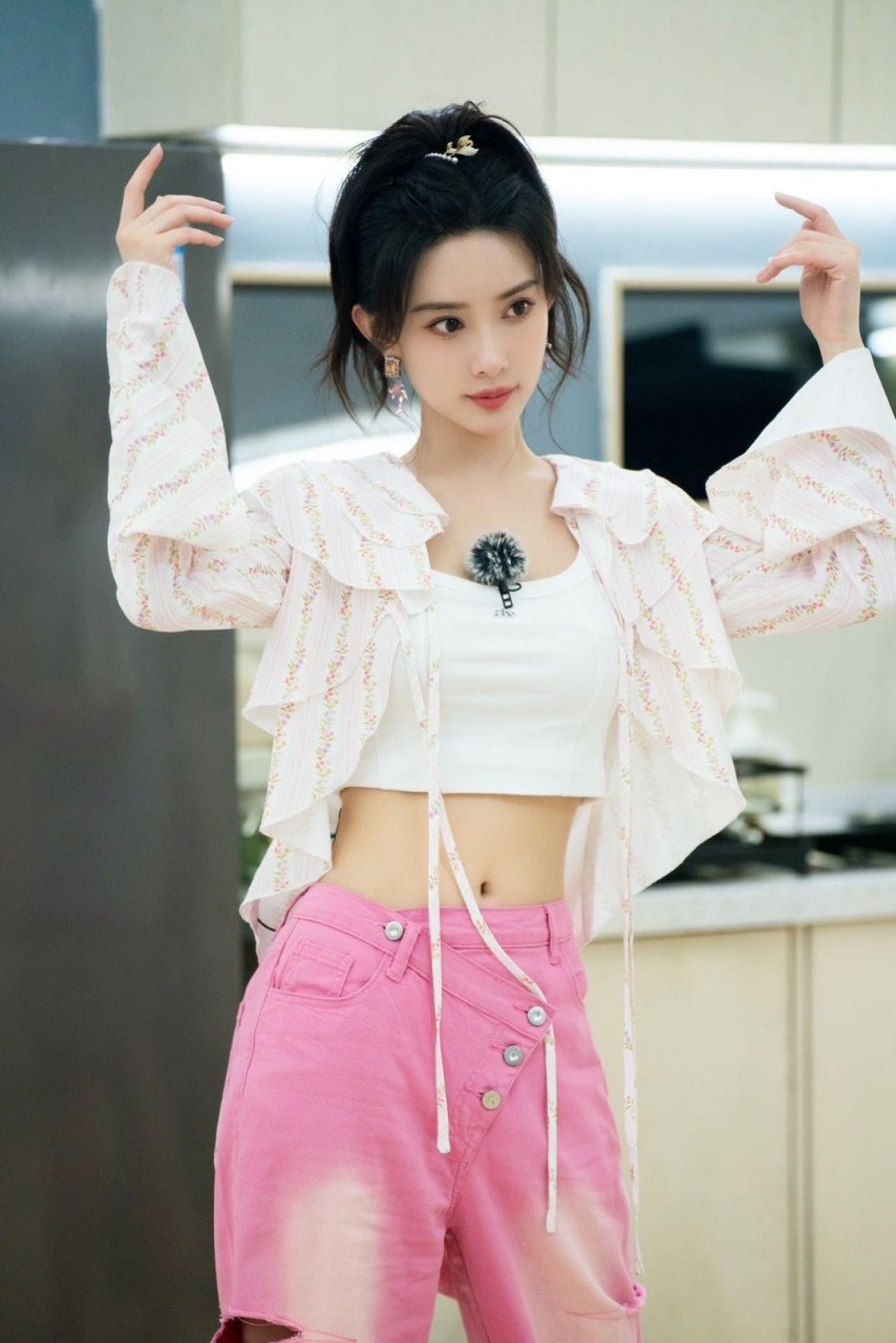 #孟子义全开麦唱跳桃花朵朵开# 孟子义的颜值还是很能扛的!一开始看到