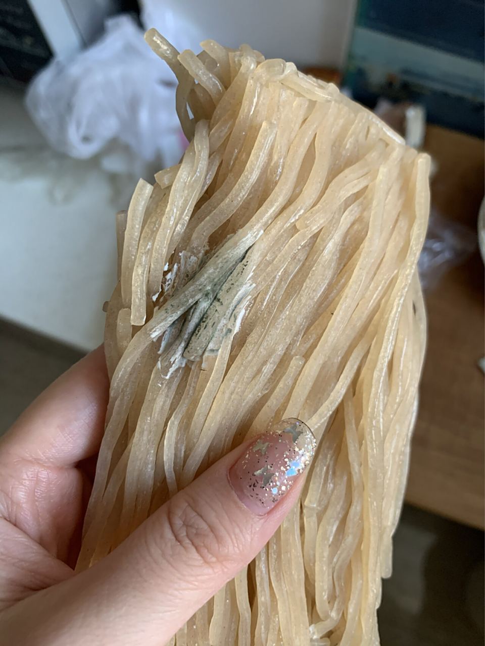 好哥们酸辣粉 真空包装粉丝发霉!