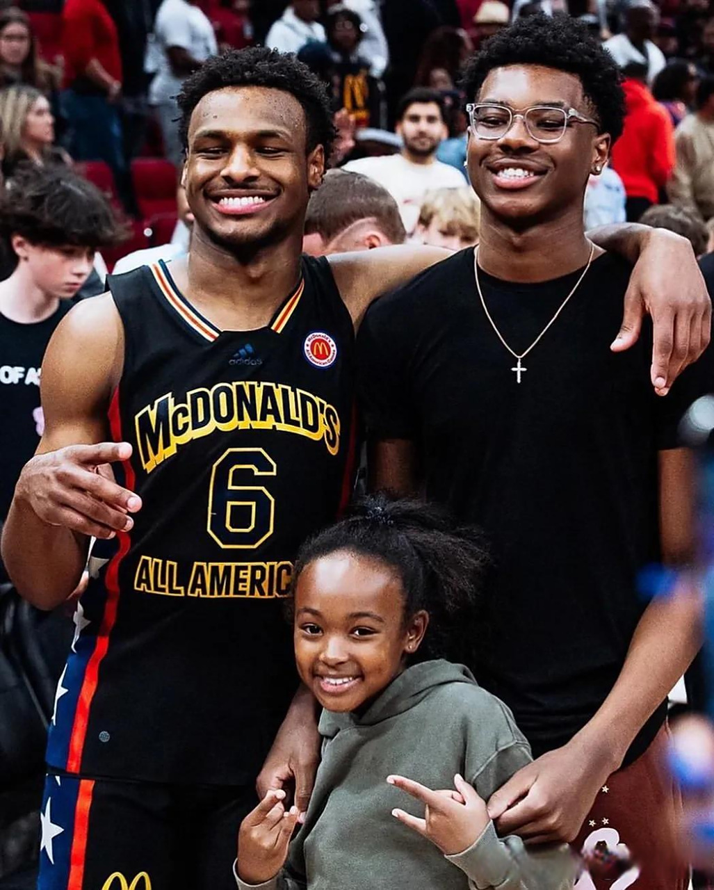 布朗尼兄妹合影  可爱的朱莉  阿克伦king詹姆斯