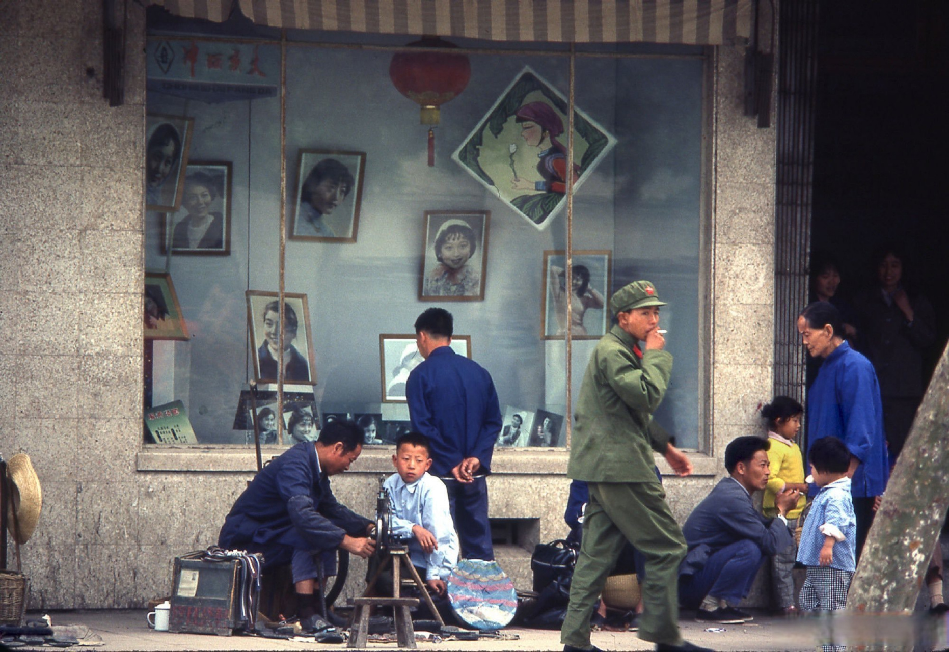 【老照片】1980年,中国某地,一家照相馆门口 .