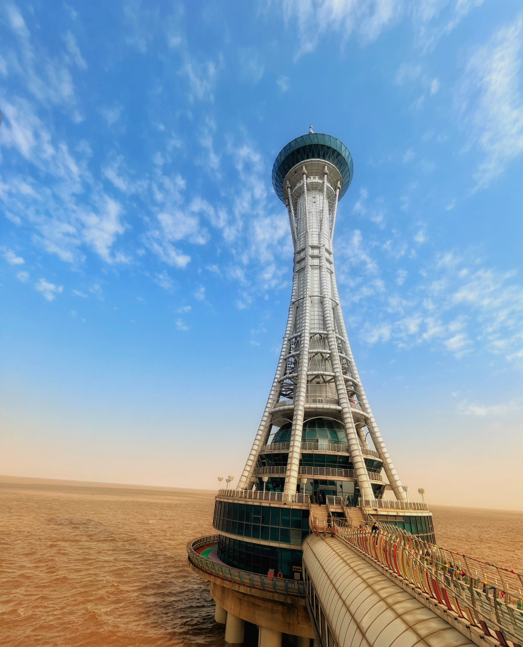 海天一洲——海上明珠 如果自驾旅行刚好经过杭州湾跨海大桥的话,可以