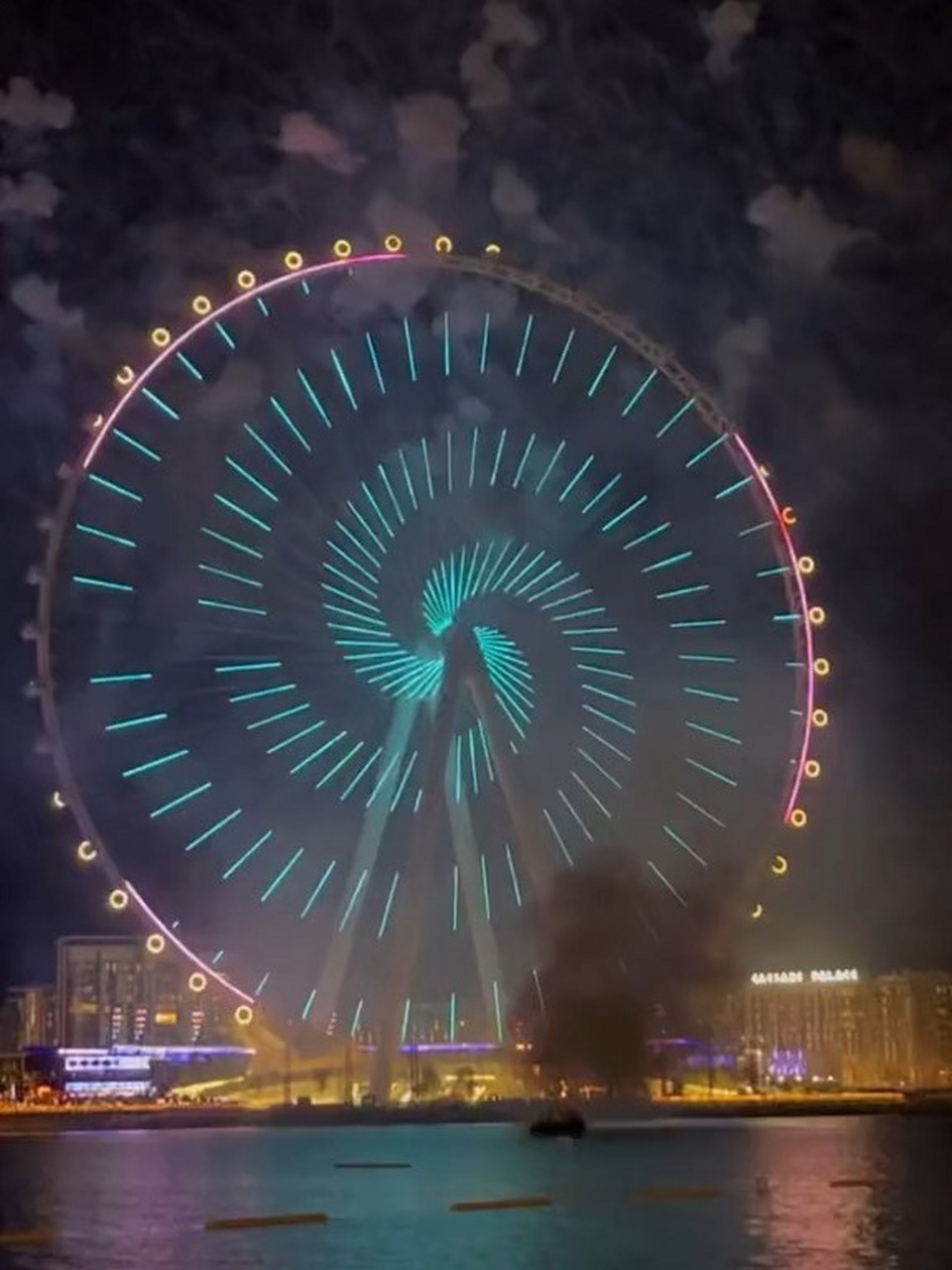 世界最大的摩天轮,迪拜眼 迪拜建成世界最大的摩天轮,直径250米,每个