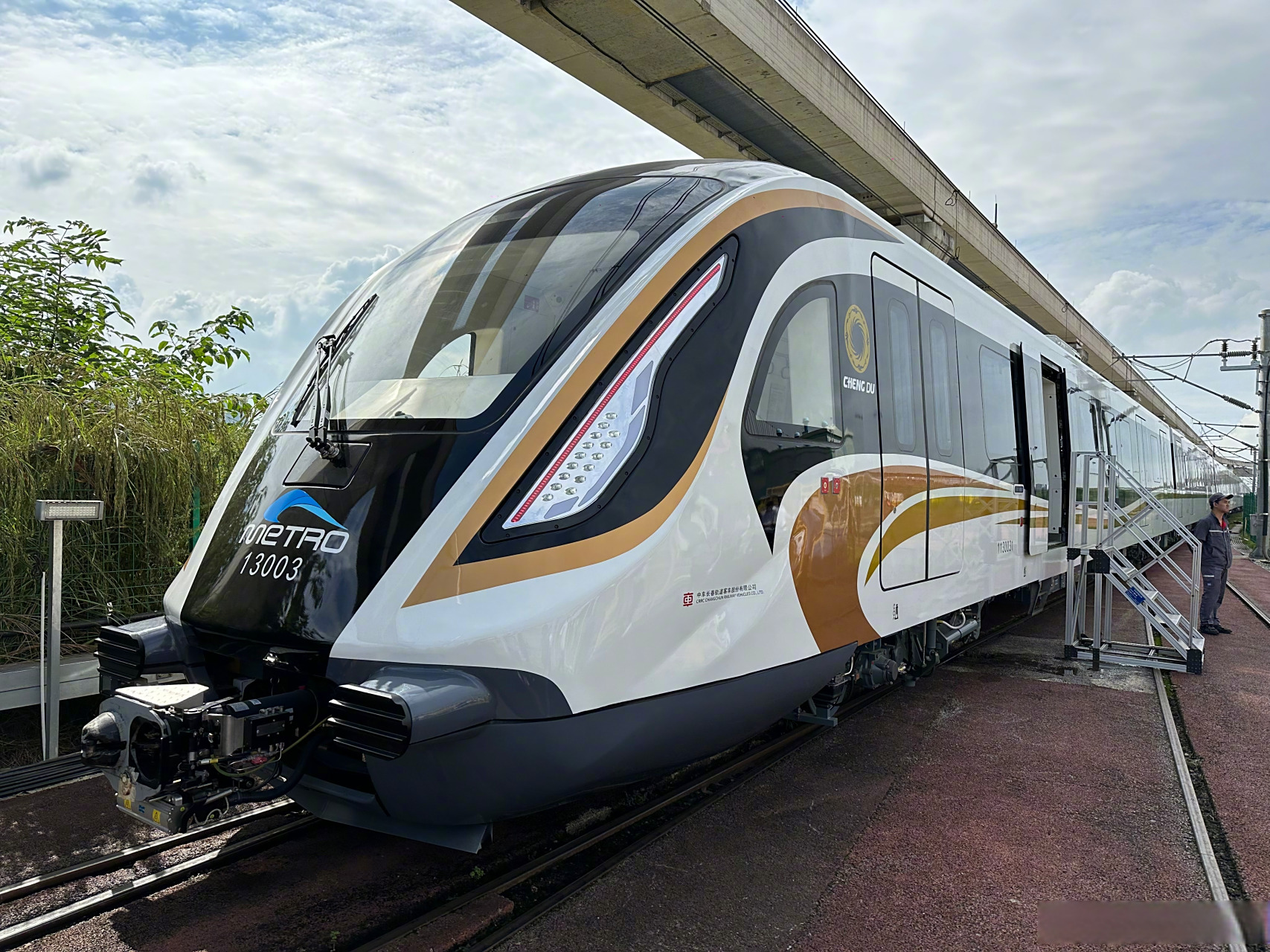 【#成都轨道交通13号线列车亮相#】9月20日,成都轨道交通13号线一期首