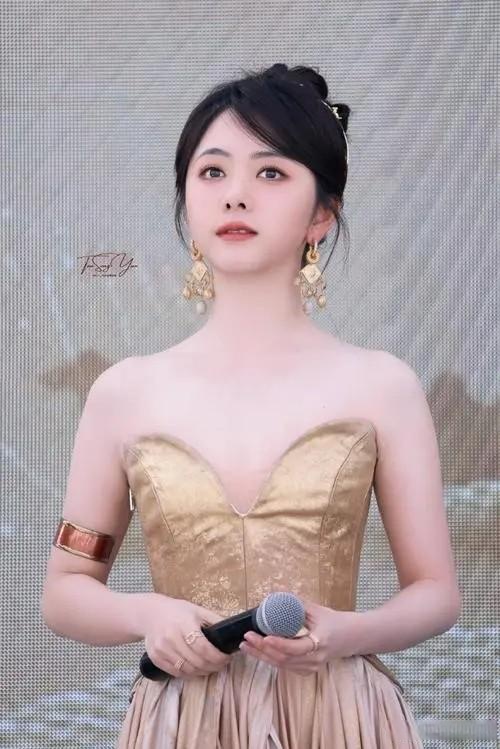 2024最火女明星--谭松韵 谭松韵,1990年5月31日出生于四川省泸州市